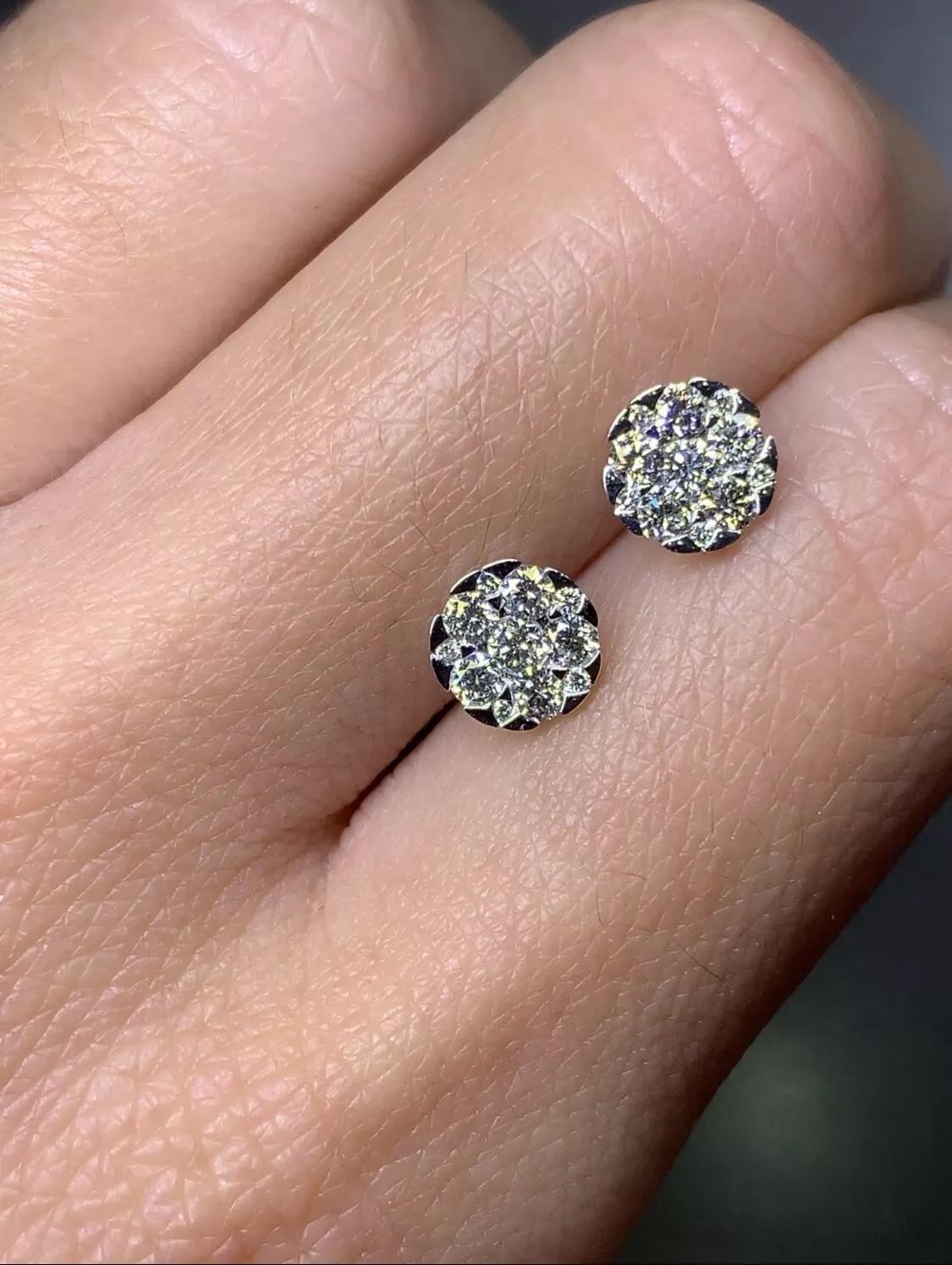 Orecchini a perno con solitario di diamanti da 0,48 carati in oro bianco 18 carati In condizioni Nuovo in vendita a London, GB