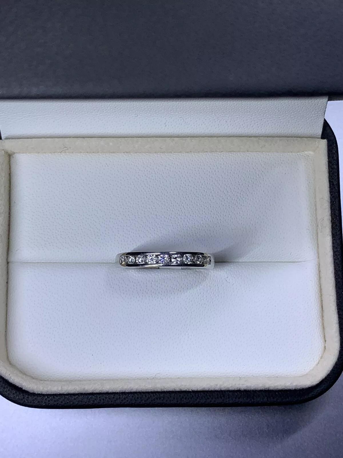 Bague de fiançailles en platine avec un diamant rond de 0,48 ct.

Alliance d'éternité en platine avec diamant

Poids total des diamants 0,48ct Couleur F VS1 Clarté

Poinçonné

La bague peut être redimensionnée

Boîte et évaluation incluses
Cette