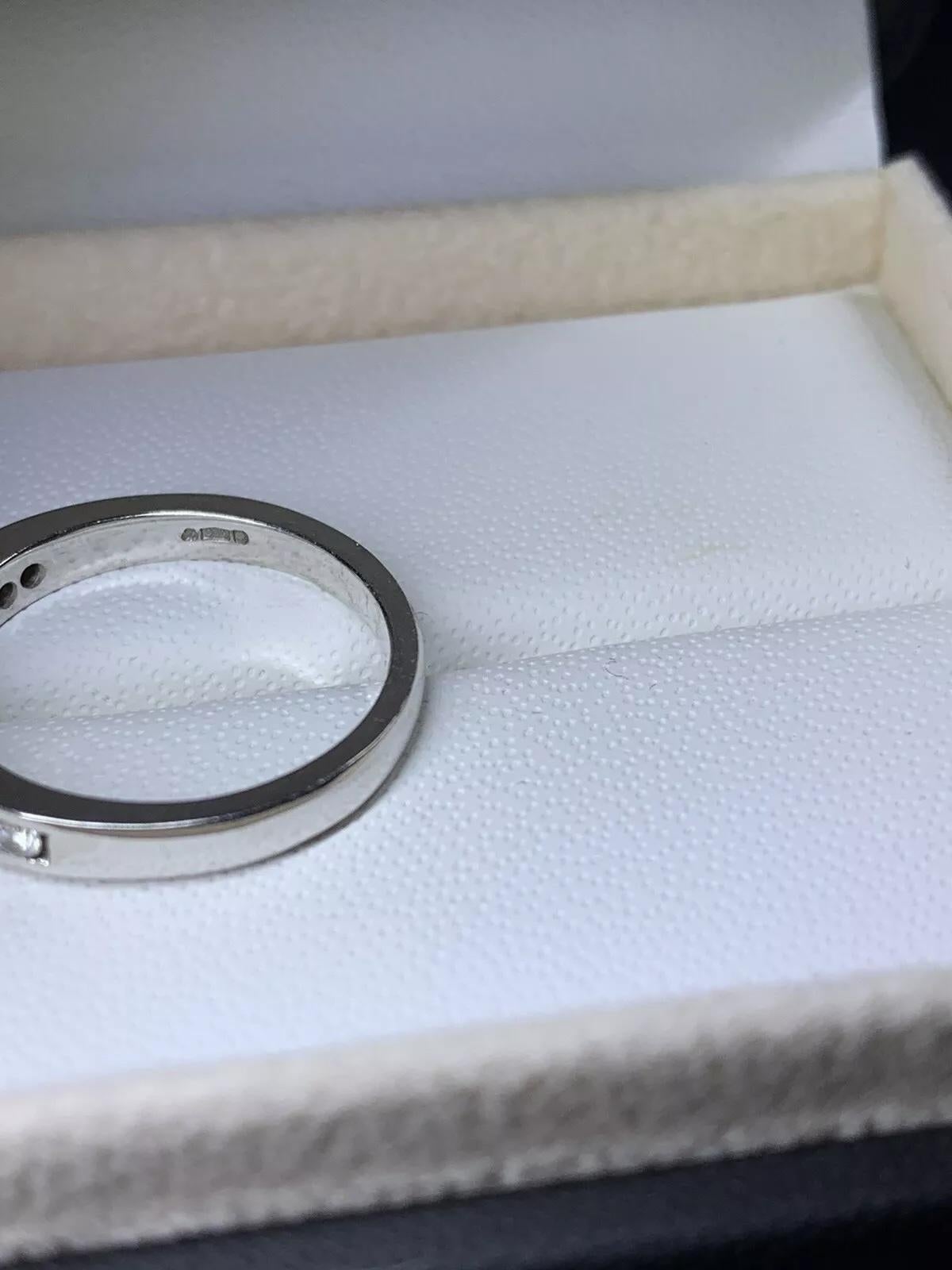 Bague de fiançailles d'éternité en platine avec diamant rond de 0,48 carat Unisexe en vente