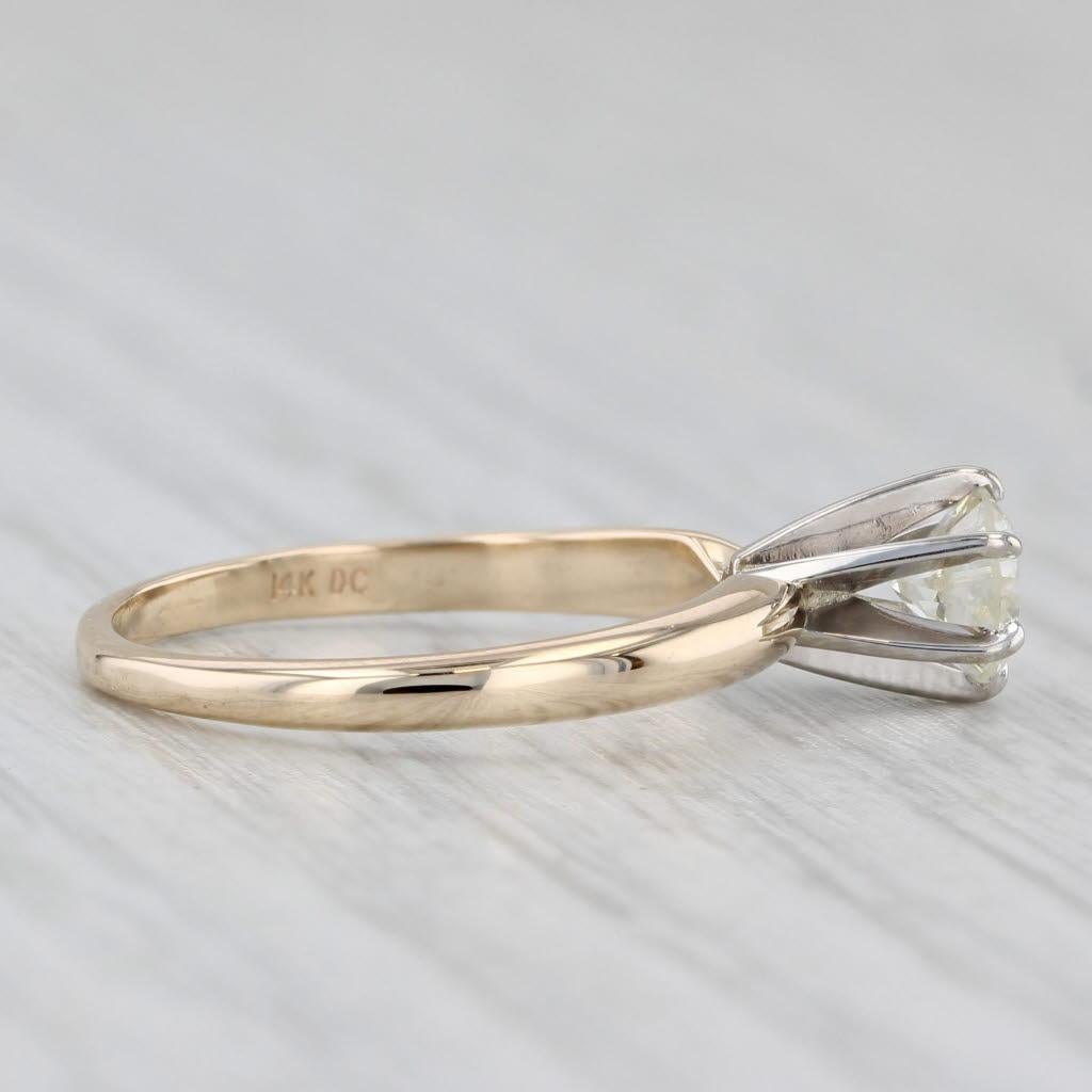 Informations sur les pierres précieuses :
- Diamant naturel -
Carats - 0.48ct 
Taille - Brilliante ronde
Couleur - K
Clarté - I1

Métal : or blanc et jaune 14k
Poids : 1.9 grammes 
Timbres : 14k
Hauteur de la face : 6.1 mm 
Hauteur au-dessus du