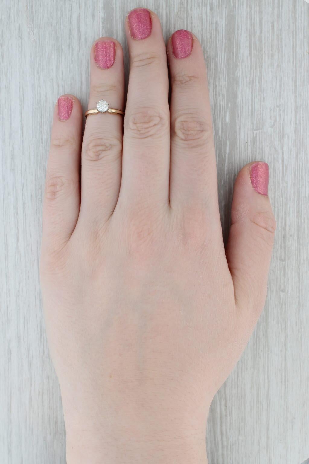 Bague de fiançailles solitaire en or jaune et blanc 14 carats avec diamant rond de 0,48 carat, taille 5 en vente 4