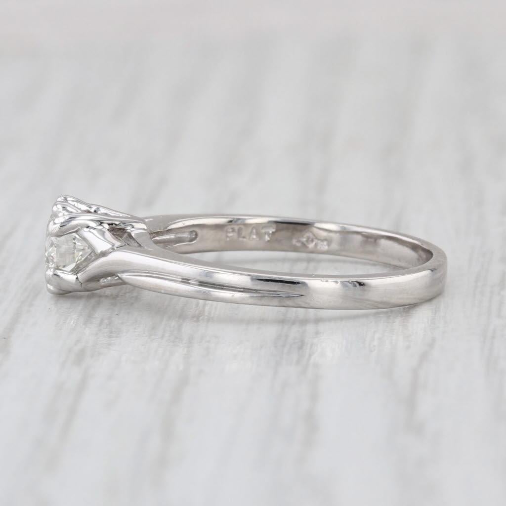 Informazioni sulla gemma:
- Diamante Nature -
Carati - 0,48ct 
Taglio - Brillante rotondo
Colore - J - K.
Chiarezza - VS2

Metallo: Platino 
Peso: 5,4 grammi 
Francobolli: Plat
Altezza della faccia: 6 mm 
Altezza sopra il dito: 6.7 mm
Larghezza