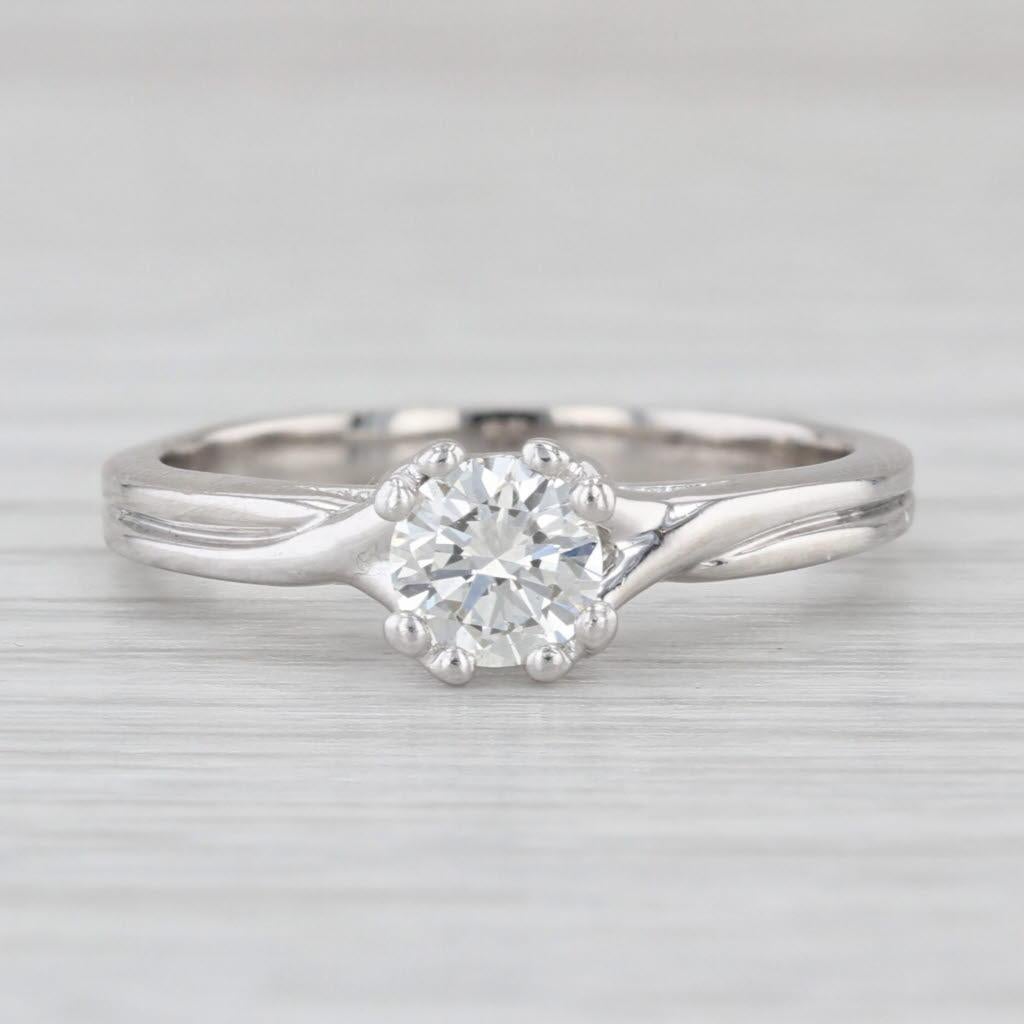 Anello di fidanzamento solitario con diamante rotondo da 0,48 carati in platino, misura 7,5 In condizioni buone in vendita a McLeansville, NC