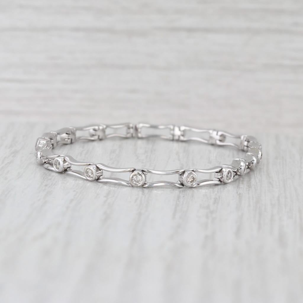 Información sobre la gema:
- Diamantes naturales -
Quilates totales - 0,48ctw
Talla - Redonda brillante
Color - I - K
Claridad - SI1 - SI2

Metal: Oro blanco de 14 quilates
Peso: 8.1 gramos 
Sellos: 14k
Estilo de cadena: Eslabones de barra
Cierre: