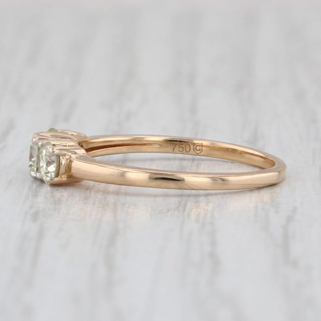 Questo pezzo è accompagnato da un certificato di autenticità Tomas RAE. 

Informazioni sulla gemma:
- Diamanti naturali -
Carati totali - 0,48ctw
Taglio - Brillante rotondo
Colore - L - N, Giallo
Chiarezza - VS2

Metallo: oro giallo 18k
Peso: 2.1