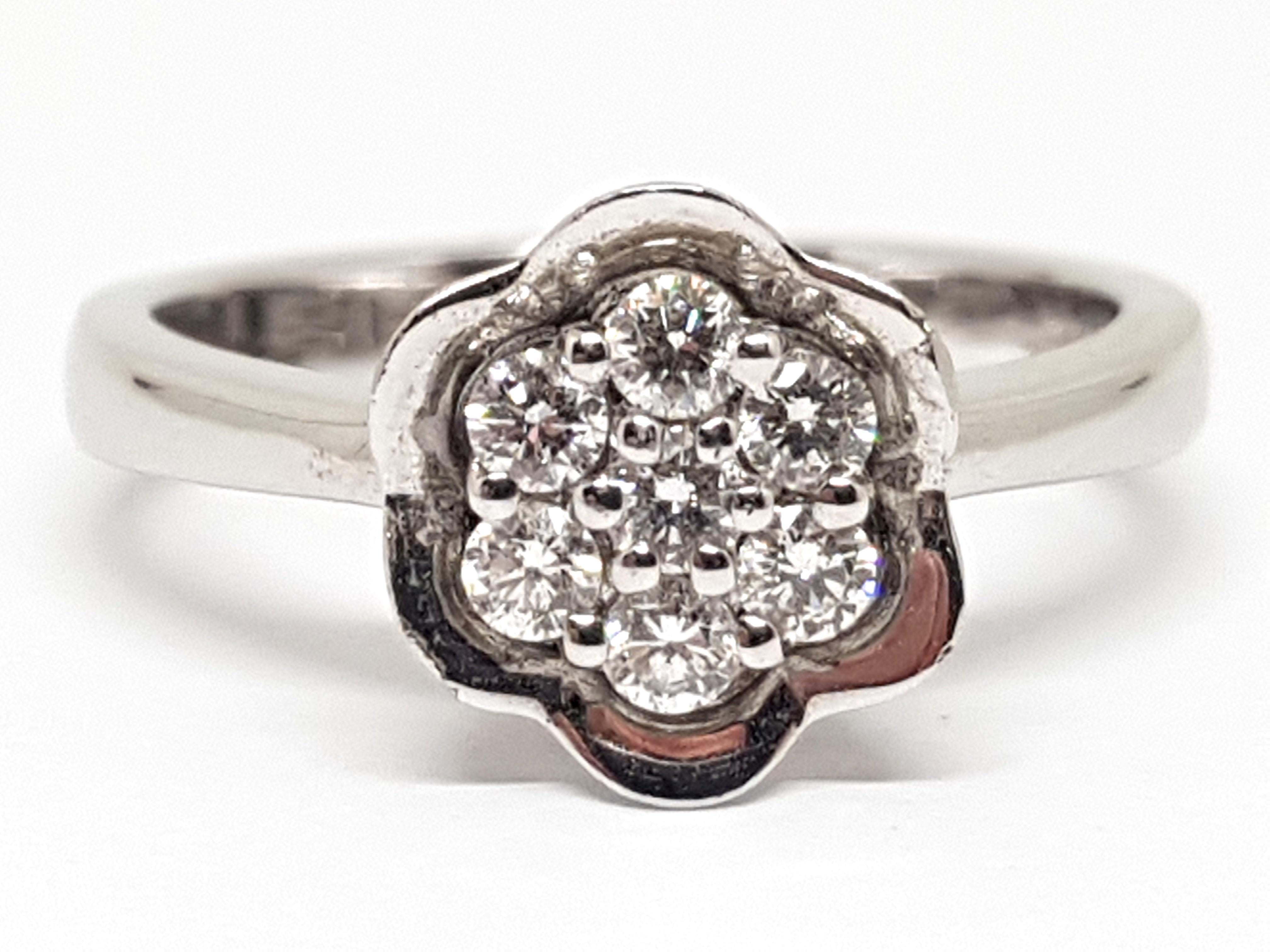 Contemporary 0.49 Carat 18 Karat White Gold Diamond Ring For Sale