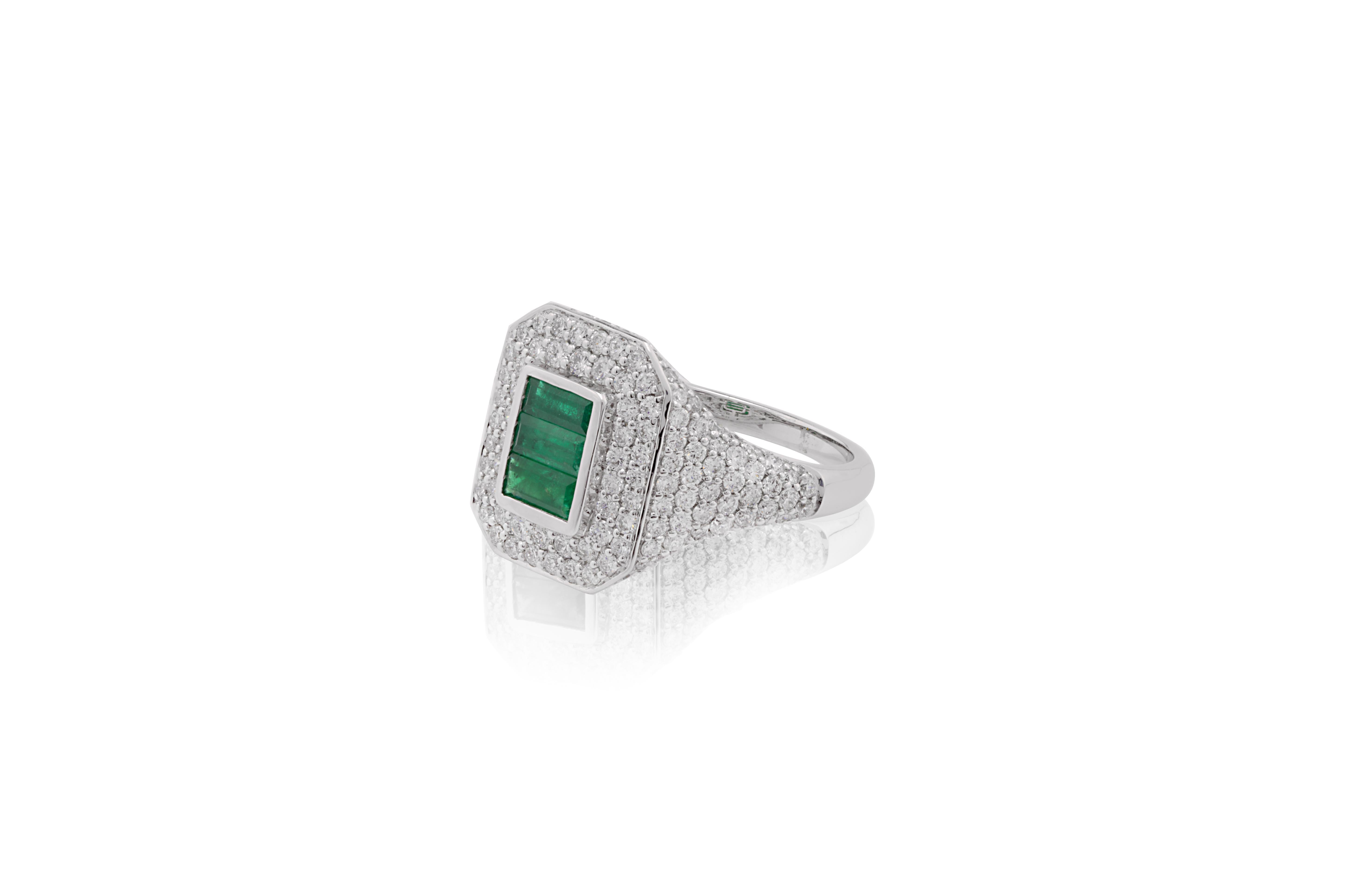 0,49 Karat Smaragd mit Diamant Ring in 18 Karat Gold (Baguetteschliff) im Angebot
