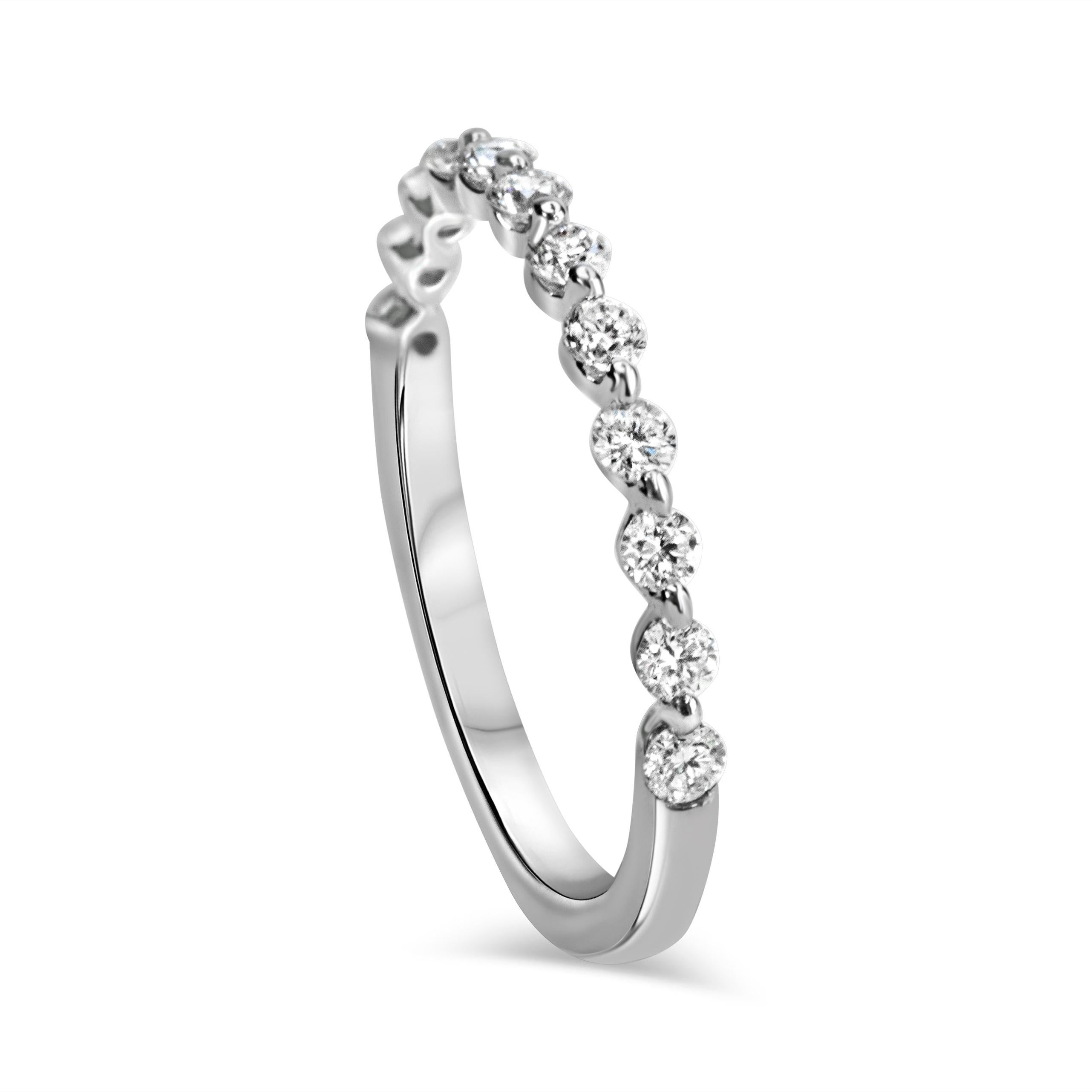 Ein modischer Ring aus 14 Karat Weißgold mit runden Diamanten von insgesamt 0,49 Karat. Die Farbe der Diamanten wird mit F-G bewertet, was bedeutet, dass sie nahezu farblos und von hervorragender Qualität sind. Die Reinheit der Diamanten wird mit SI