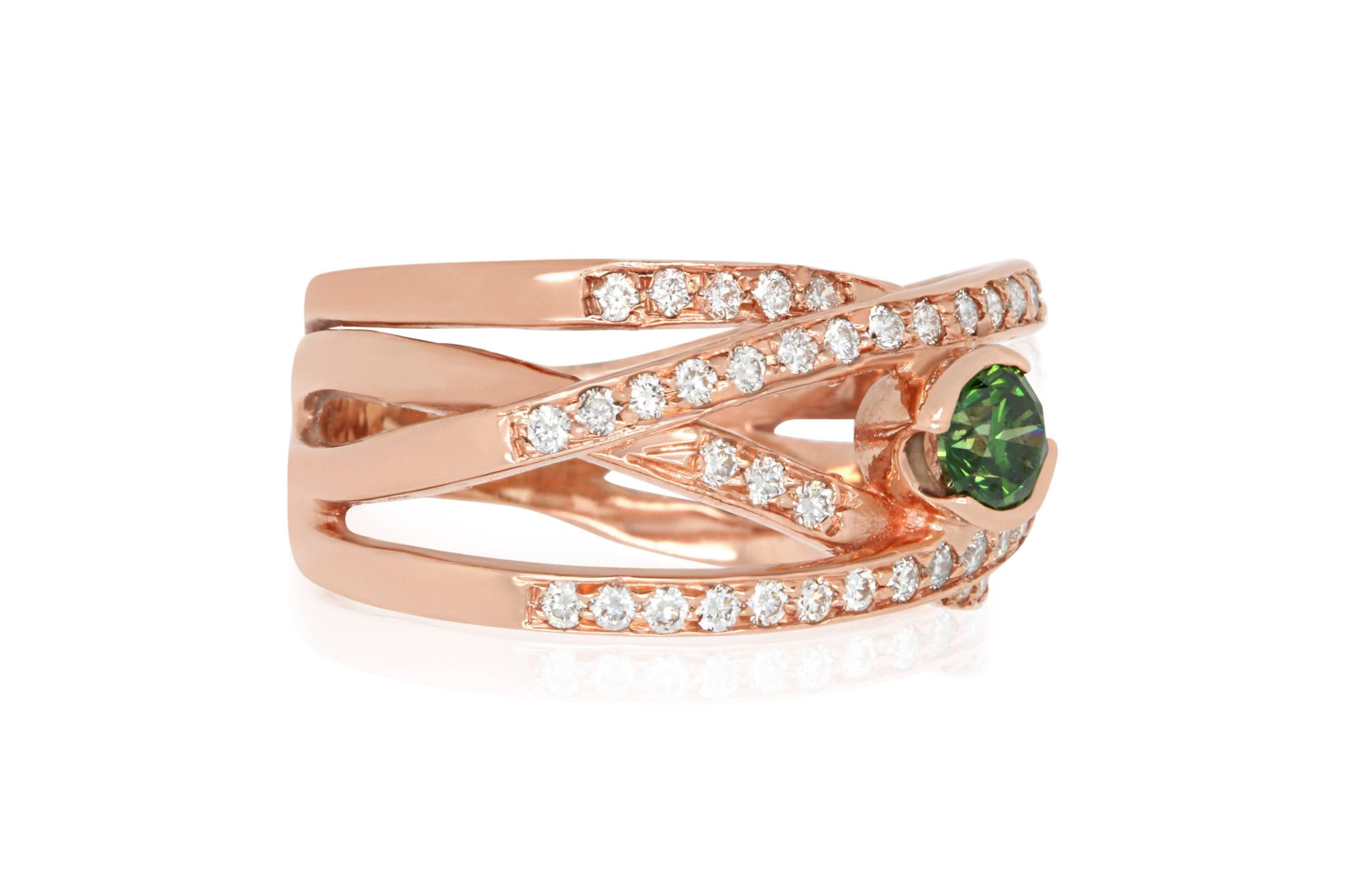 This beautiful piece features a simple round 0.49 carat Green Diamond set in Rose Gold and surrounded by our exquisite criss crossing bands of 0.65 carat White Diamonds 

Material: 14k Rose Gold
Gemstones: 1 Rounds shaped Green Diamond at 0.49