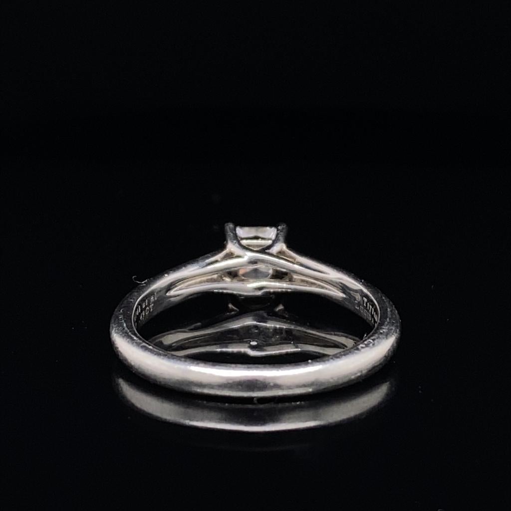 Tiffany & Co. Bague de fiançailles en platine avec diamant Lucida de 0,49 carat Bon état - En vente à London, GB