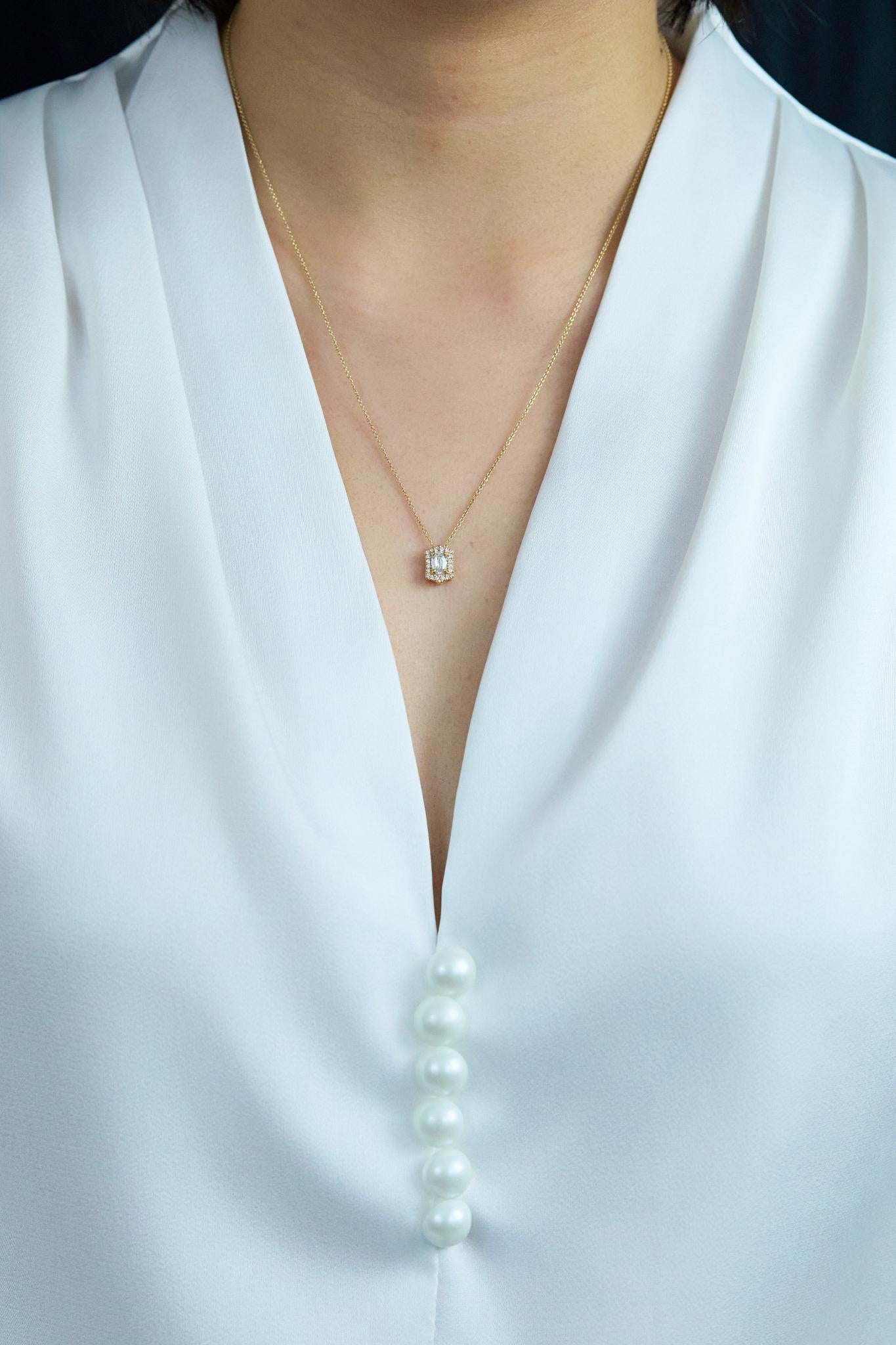 Contemporain Collier pendentif coussin allongé en or jaune 0,49 carat de diamant total en vente