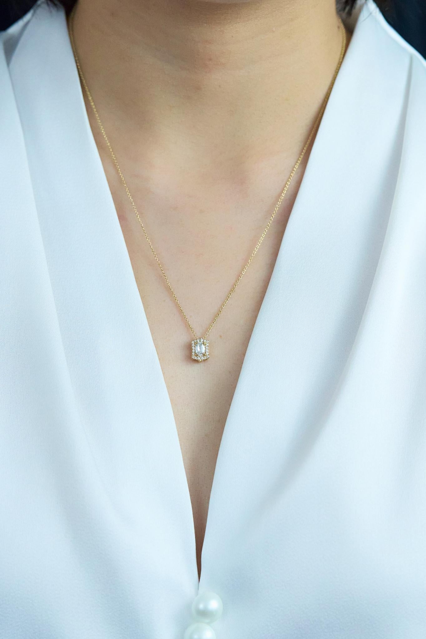 Taille coussin Collier pendentif coussin allongé en or jaune 0,49 carat de diamant total en vente