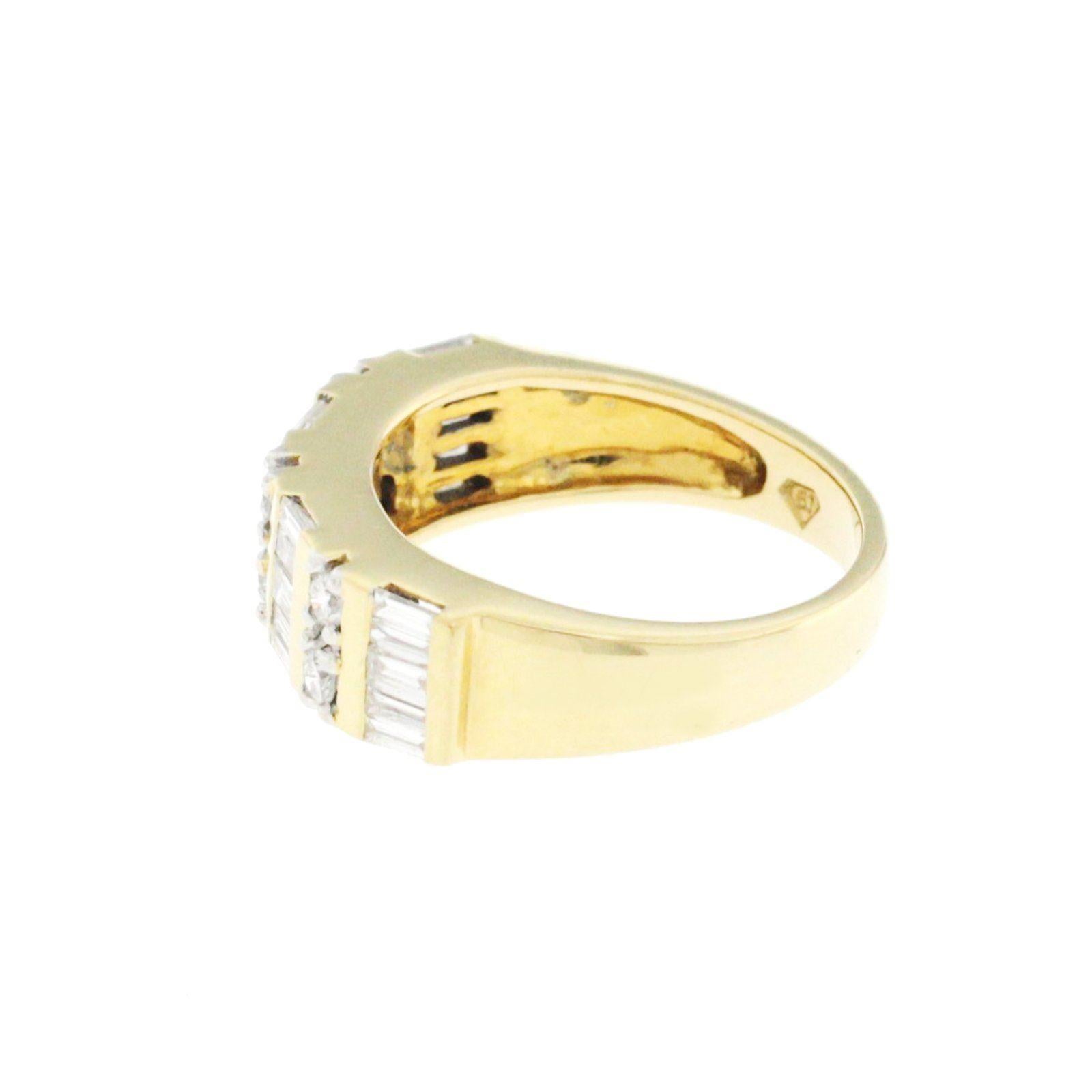 0.49 Carat Diamonds in 18 Karat Yellow Gold Wedding Band Ring In New Condition For Sale In Los Angeles, CA