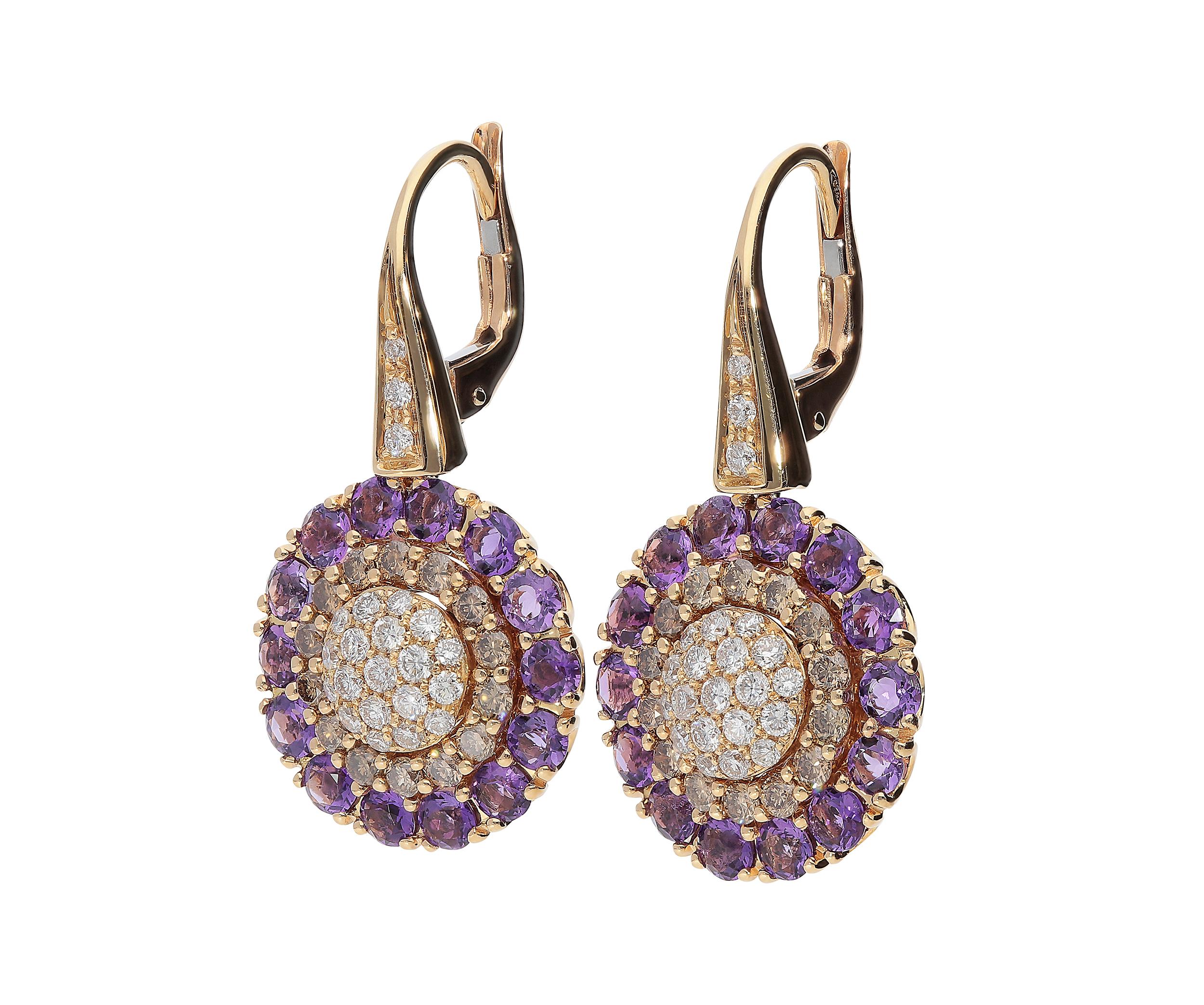Dangle earrings in 18kt pink gold for 7,00 grams and easy lever-back.
These jewels have got 0,49 carat white round brilliant diamonds color G clarity SI, 0,55 carat brown round brilliant diamonds and 1,48 carats of round brilliant amethyst. The