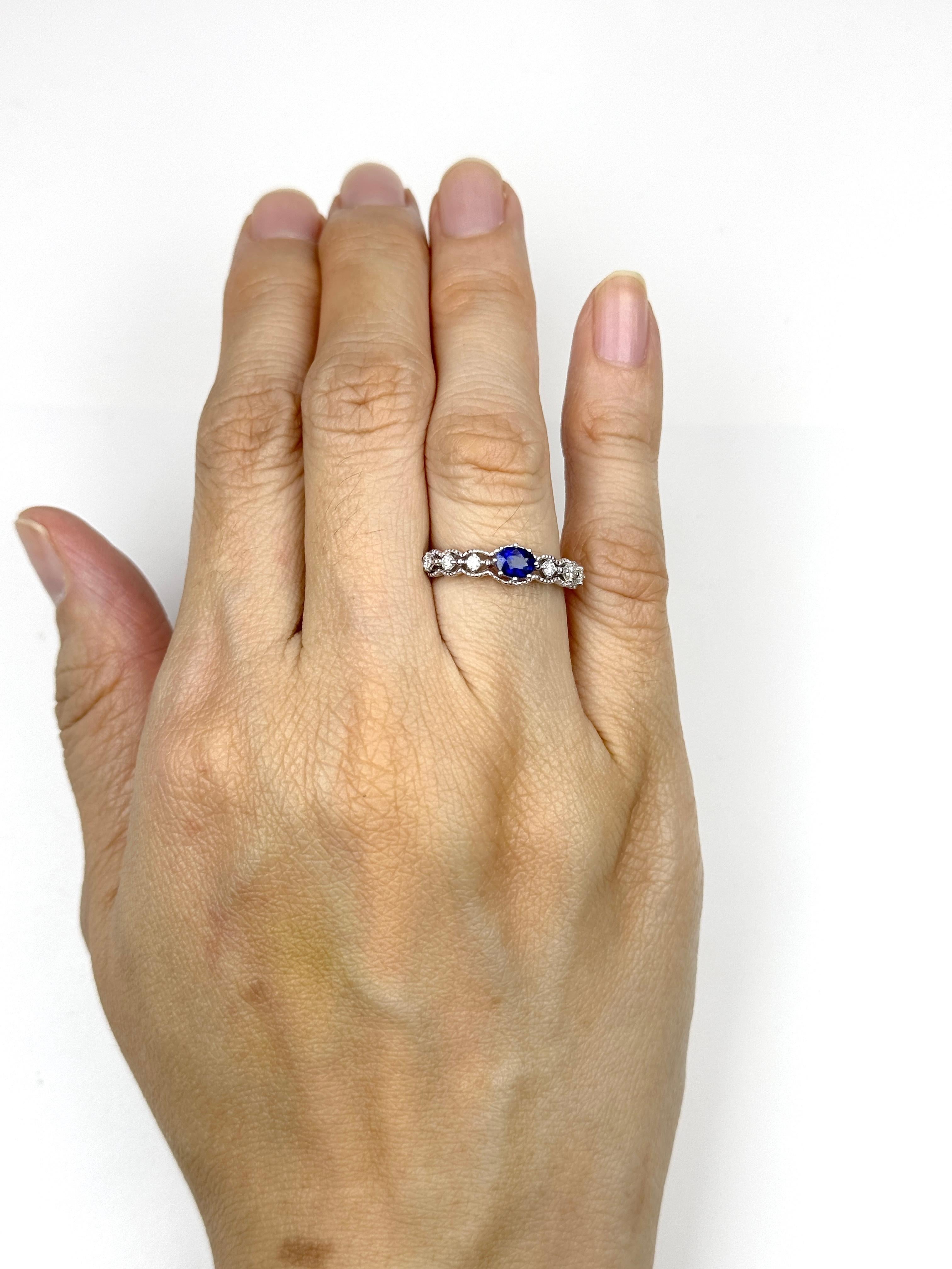 Este elegante anillo presenta un impresionante Zafiro de Sri Lanka de 0,49 quilates, exquisitamente engastado en una banda de oro blanco de 18 quilates. El zafiro, conocido por su vibrante tono azul, está acentuado por 0,15 quilates de brillantes