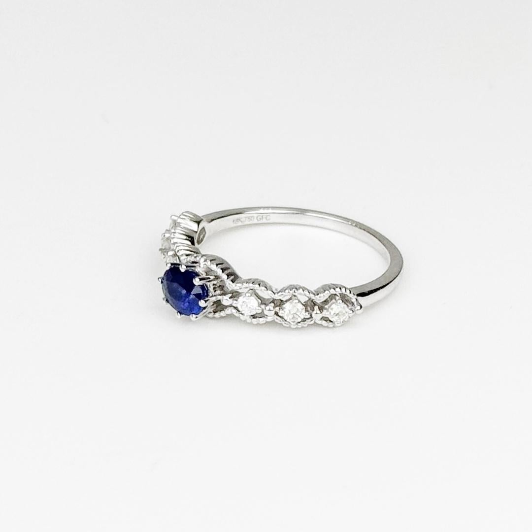 Anillo vintage de diamantes con zafiro azul de Sri Lanka de 0,49 ct en oro blanco de 18 quilates Contemporáneo en venta