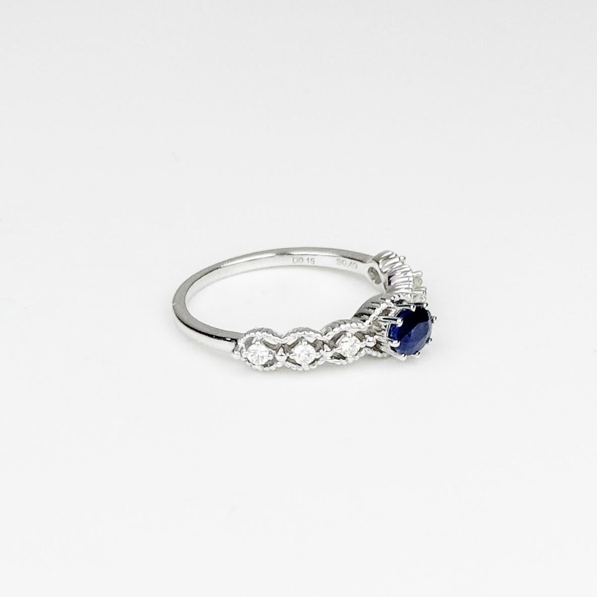 Anillo vintage de diamantes con zafiro azul de Sri Lanka de 0,49 ct en oro blanco de 18 quilates Corte oval en venta
