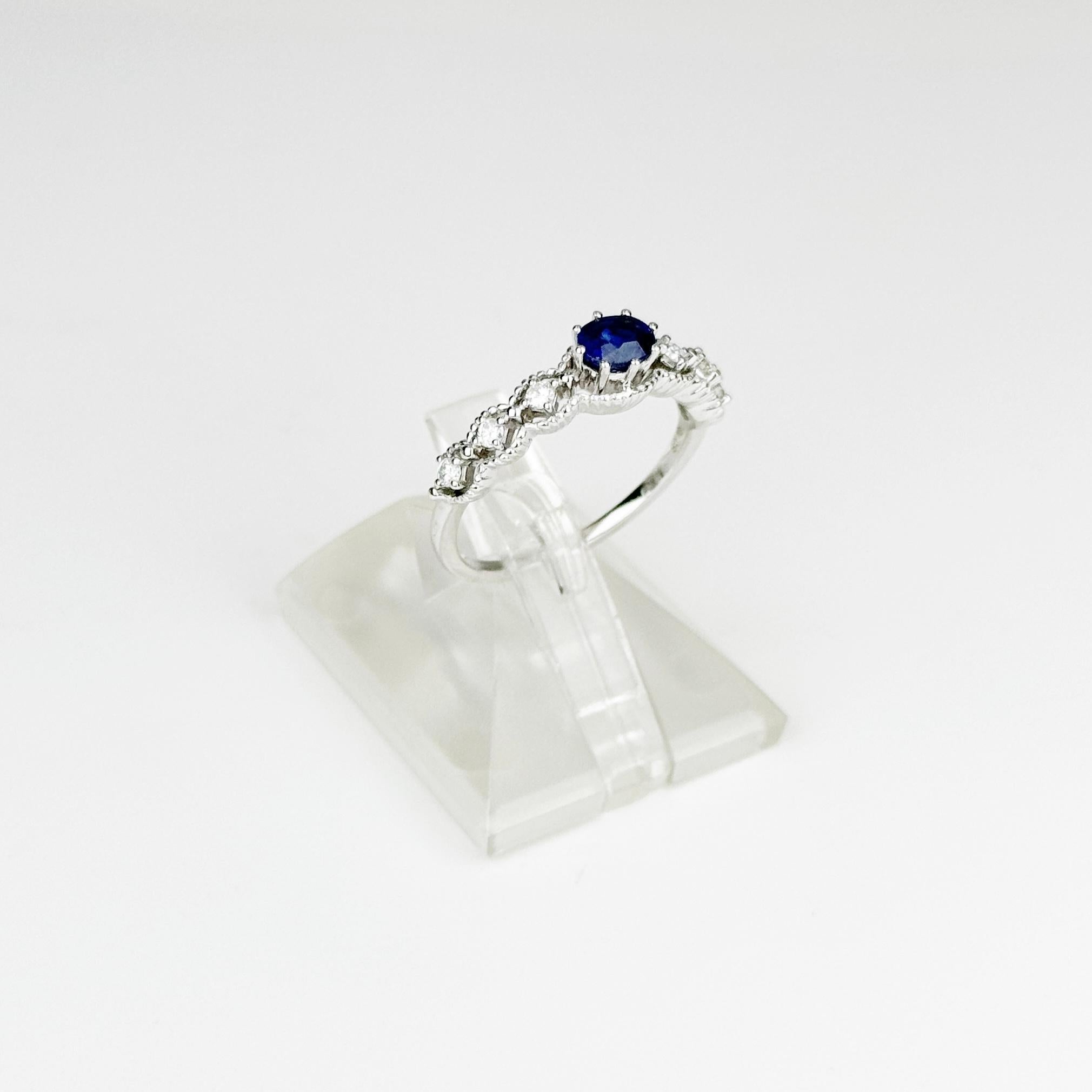 Anillo vintage de diamantes con zafiro azul de Sri Lanka de 0,49 ct en oro blanco de 18 quilates en Nuevo estado para la venta en Hong Kong, HK