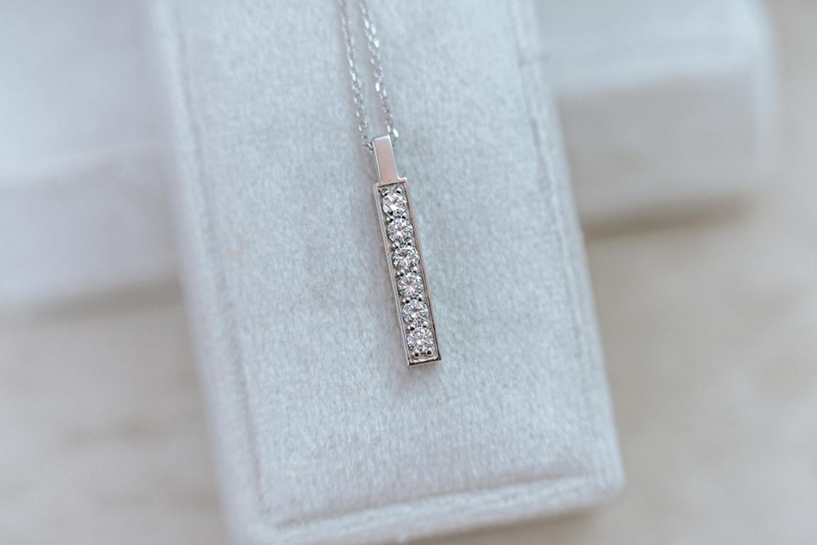 Necklace in 14k white gold with natural diamonds.

Bar necklace in white gold 14k set with 0.4ct VS-FG natural diamonds. Chain included 16 inches.