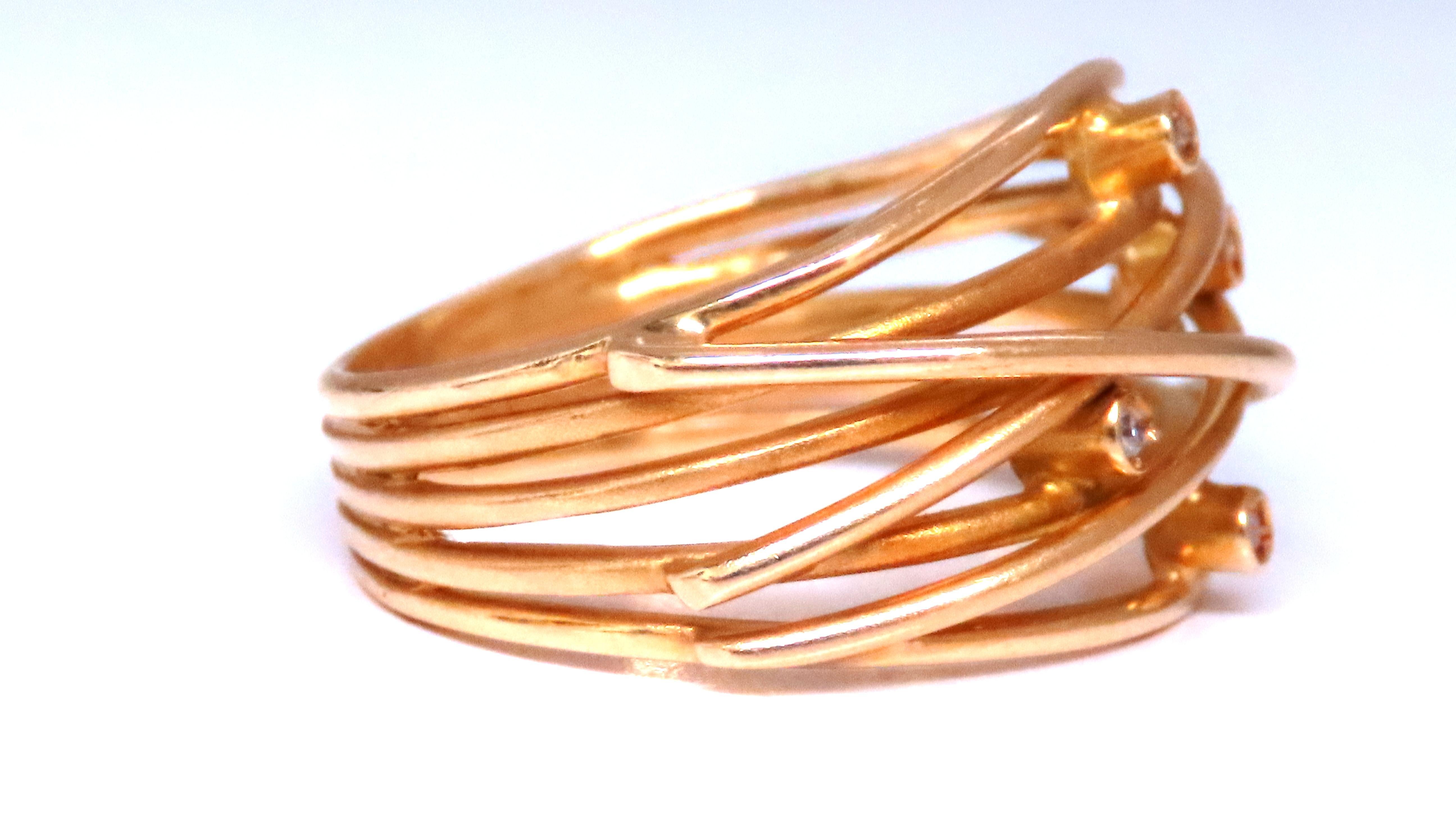 Bague en forme de fil barbelé en diamant naturel de 0,04ct.
Couleur G, clarté Vs-2.
Or jaune 14kt
4.4 grammes
11 mm de large
Taille 6