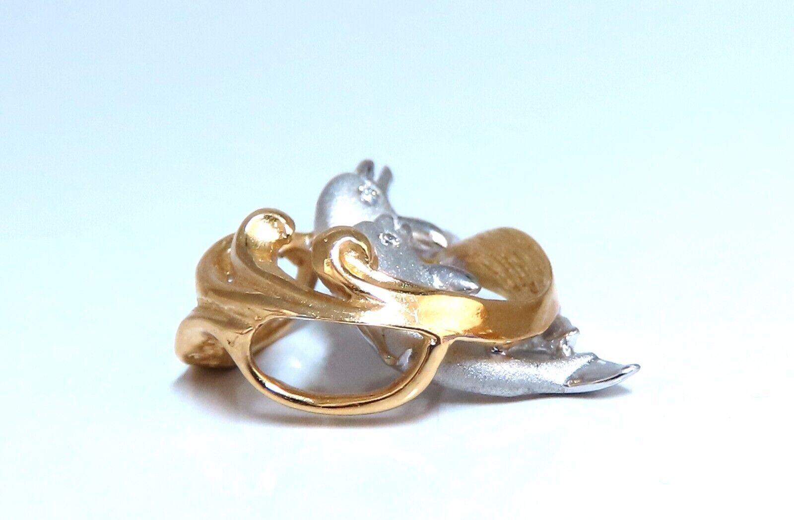 Pendentif à motif de dauphins

 .04ct. Grappe de diamants 

Tous les diamants : pleine taille et ronds

Couleur H, clarté Vs-2.

or blanc de 14kt. 

4.8 grammes

0,75 x 0,76 pouce