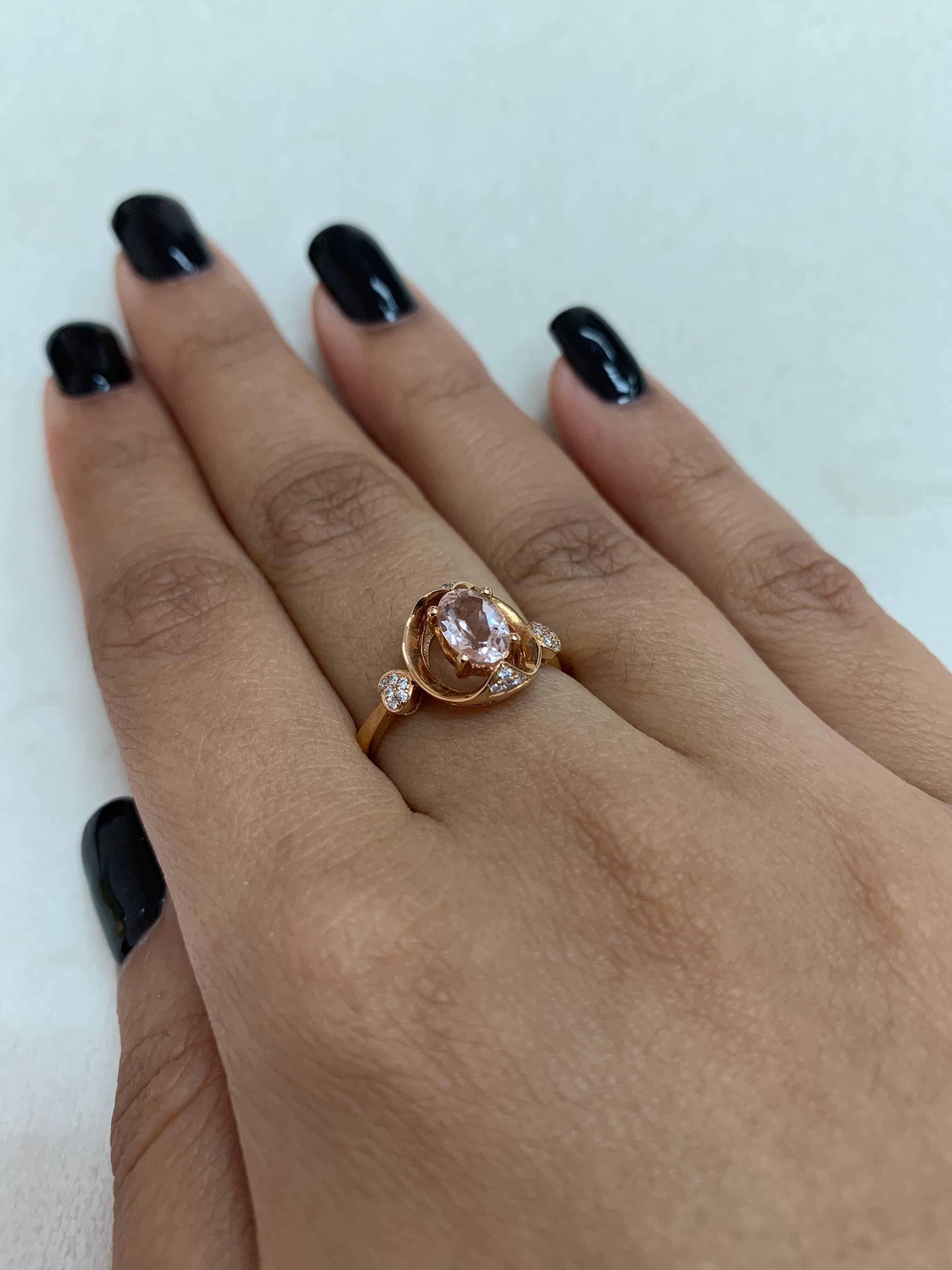 Contemporary 0.5 Carat Morganite and Diamond Ring in 18 Karat Rose Gold For Sale