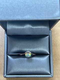 0,5 Karat Ovalschliff äthiopischer Opal Diamant Akzente 10K Roségold Ring.