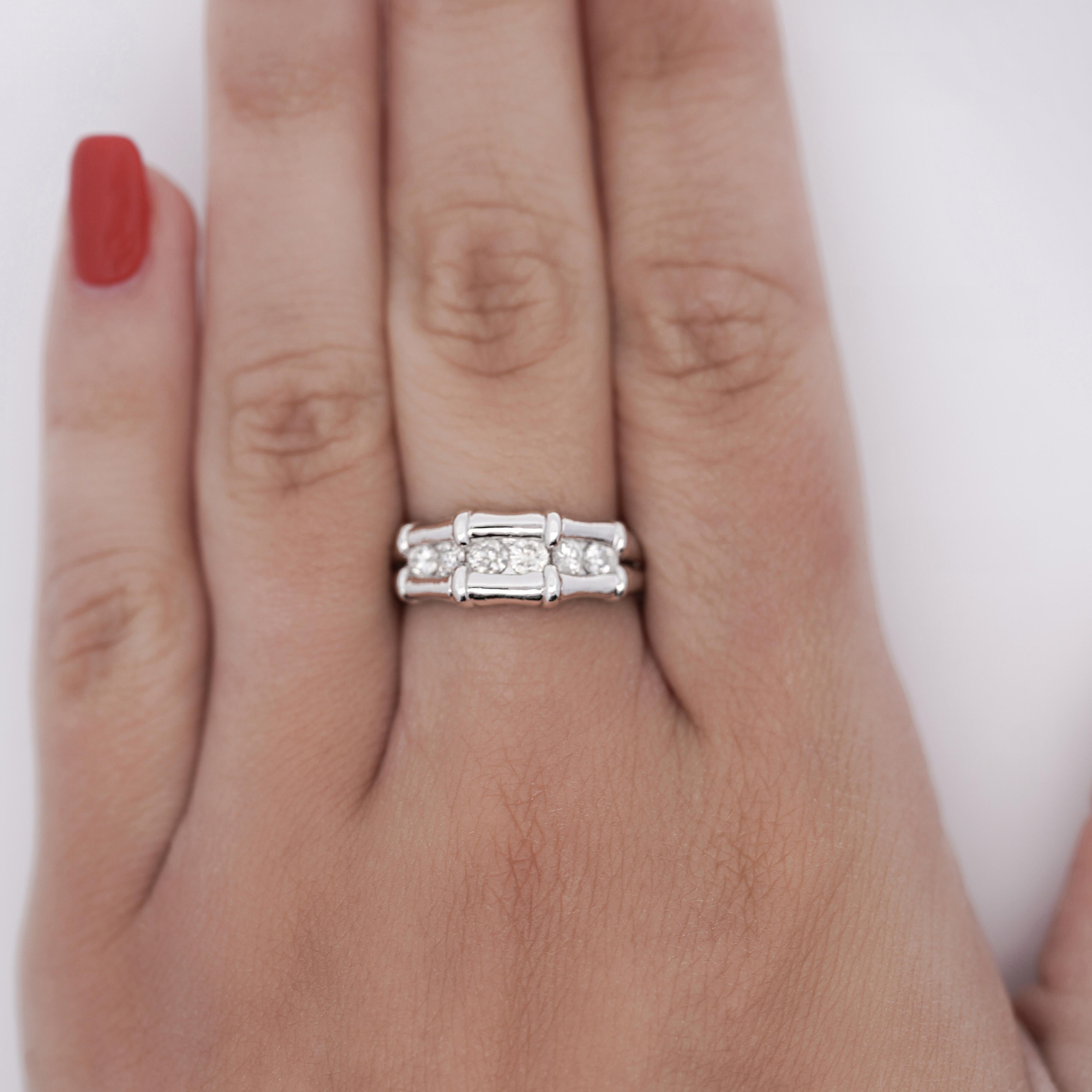 0,51 quilates de peso total de diamantes blancos naturales de talla redonda, bellamente engastados en un exclusivo engaste de platino estilo bambú.

Detalles: 
Tipo de artículo Anillo de banda para mujer
Metal: Platino 900
Tamaño: 7
Peso: 7.31