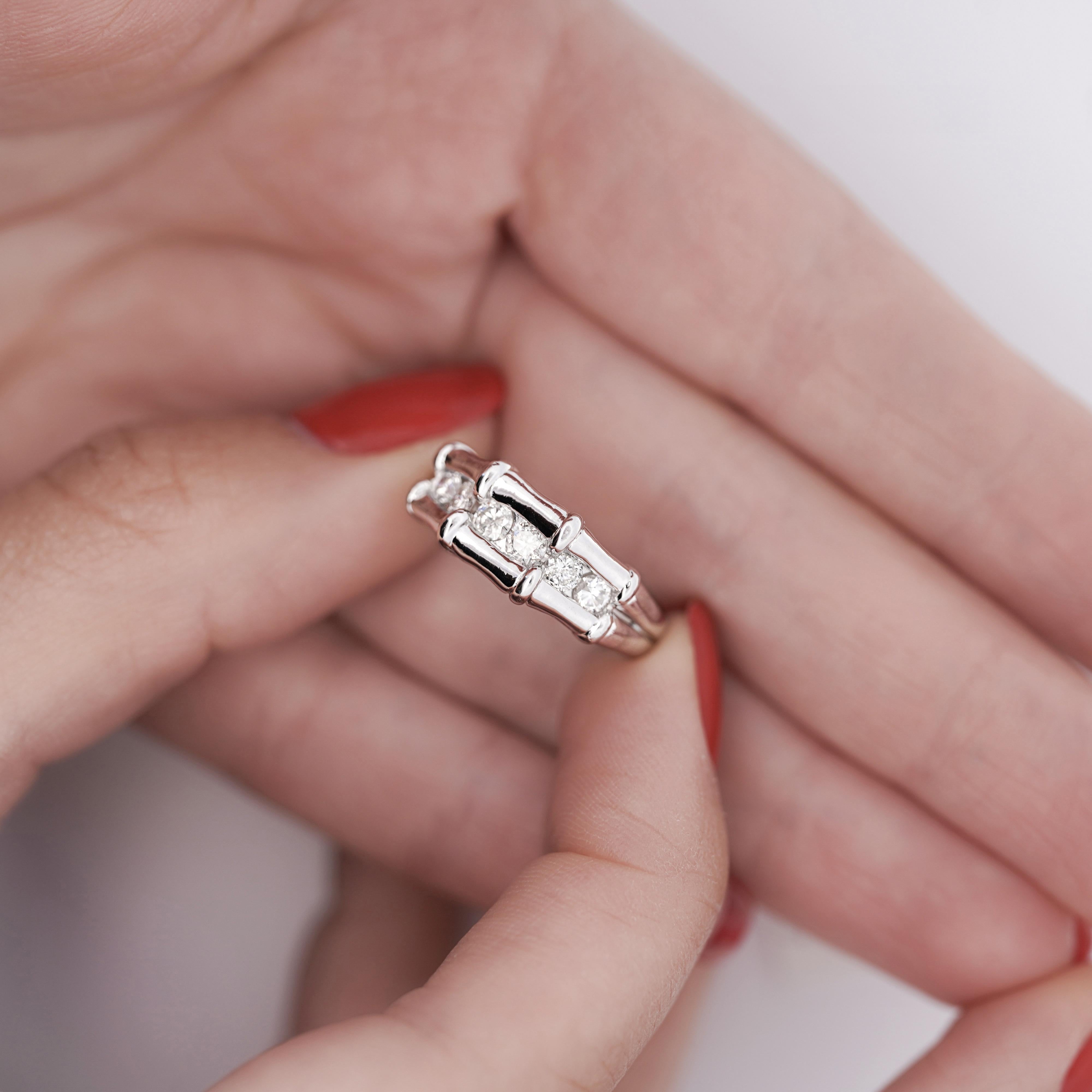 Anillo de diamante redondo de 0,5 quilates en canal de platino estilo bambú en venta 1