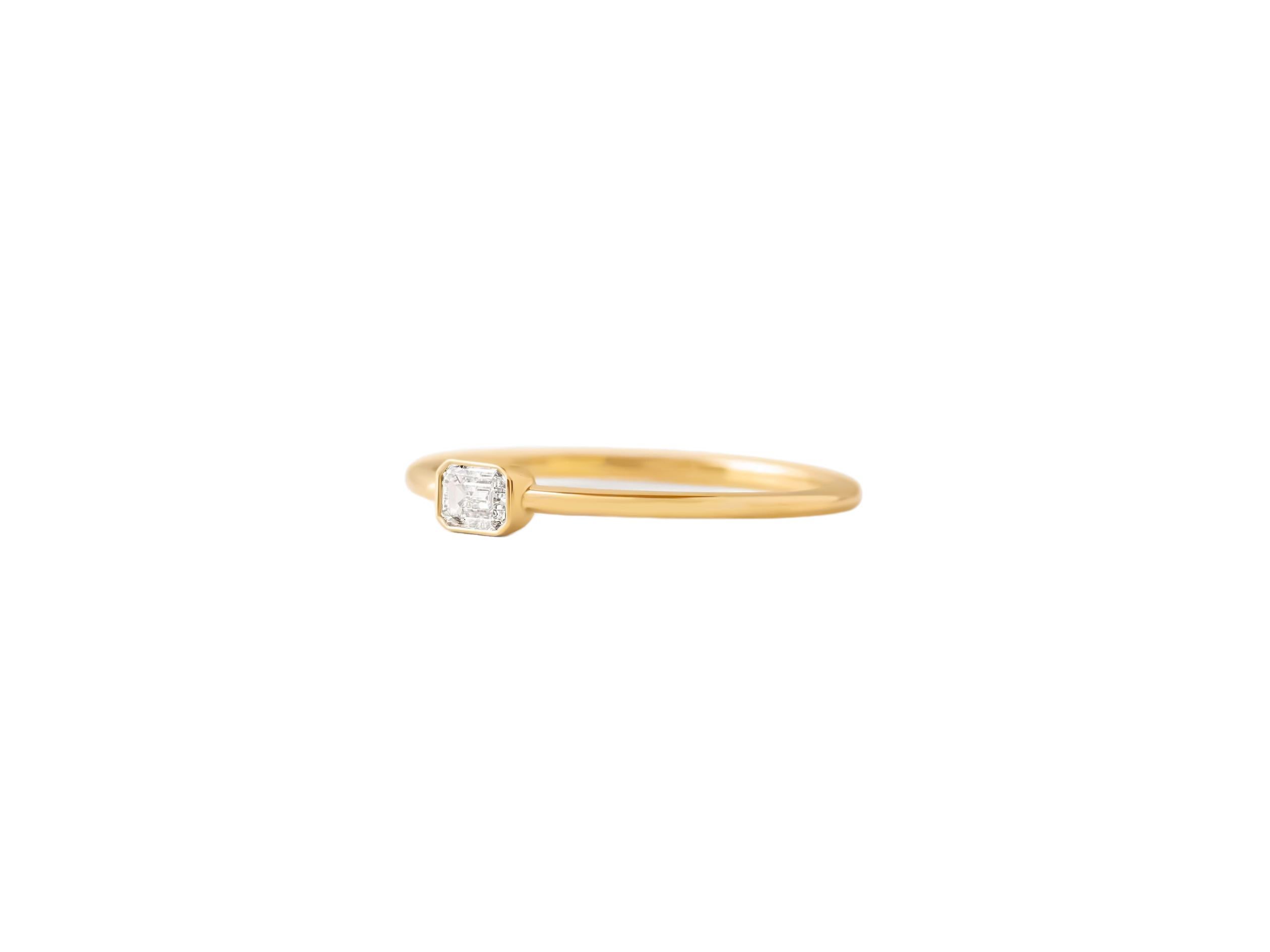 Modern 0.5 ct  Emerald cut moissanite 14k gold ring For Sale