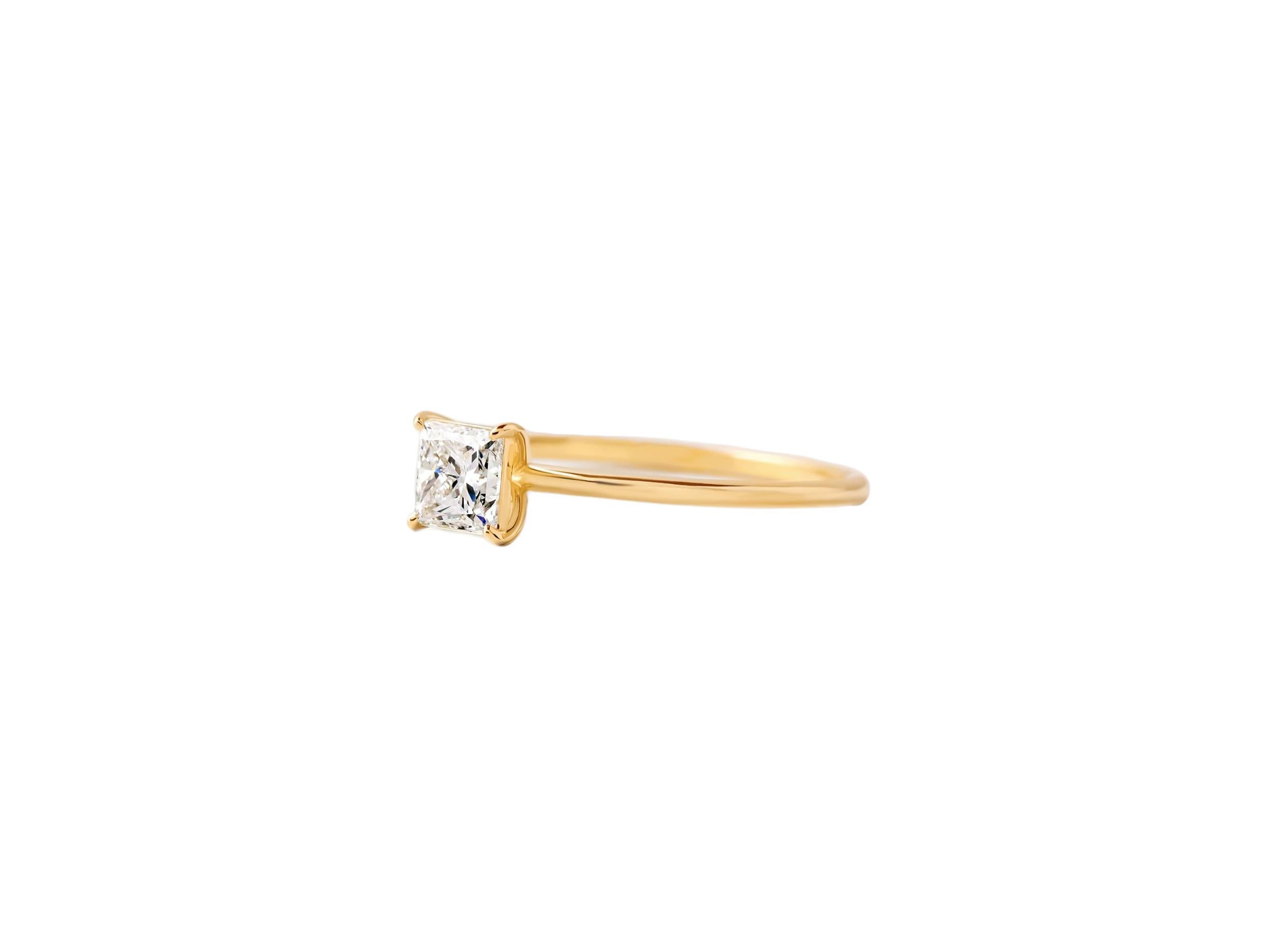 Women's or Men's 0.5 ct Princess cut moissanite 14k gold ring For Sale