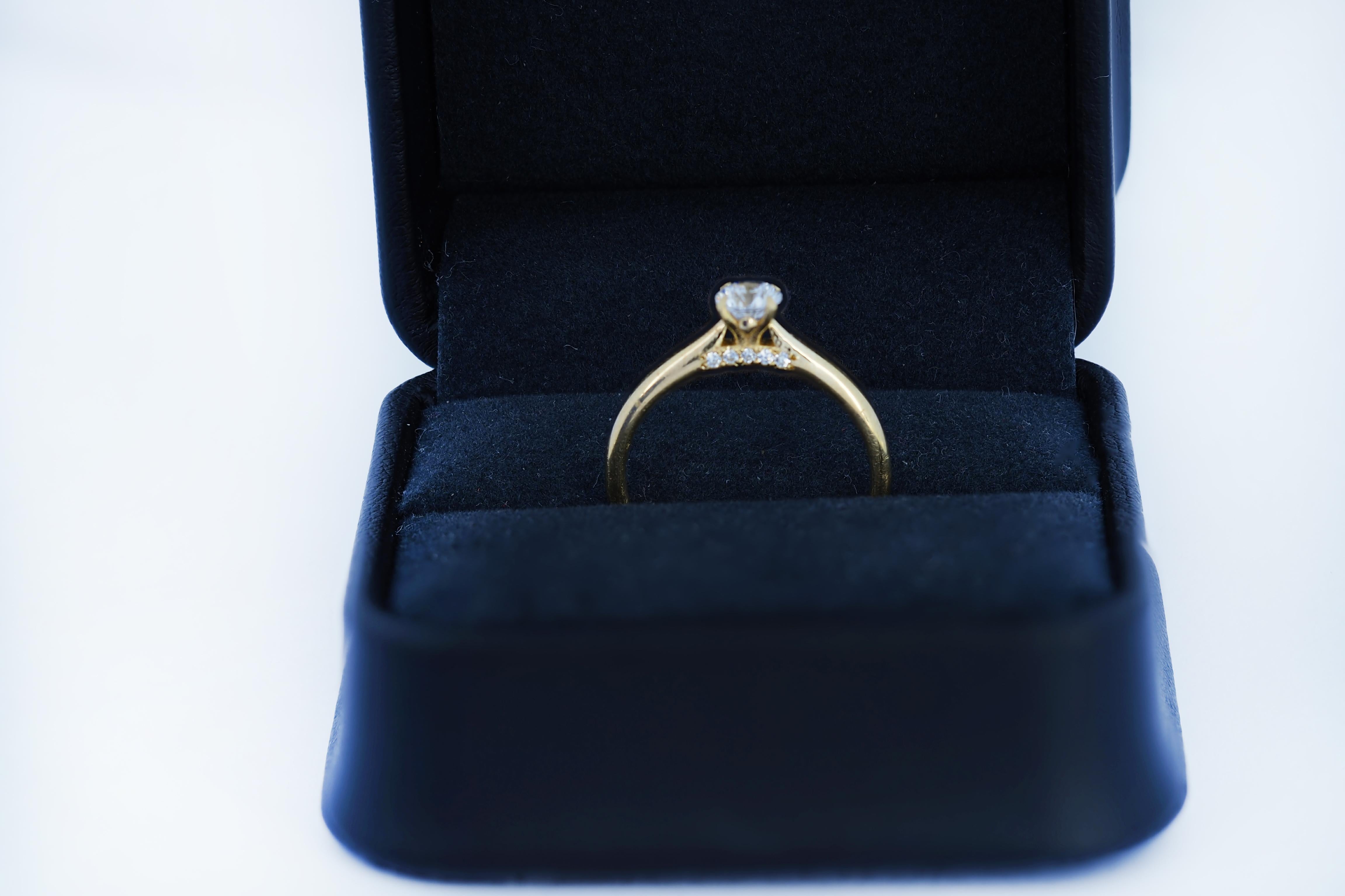 En vente :  Bague solitaire en or 14 carats avec moissanite 0,5 carat 5