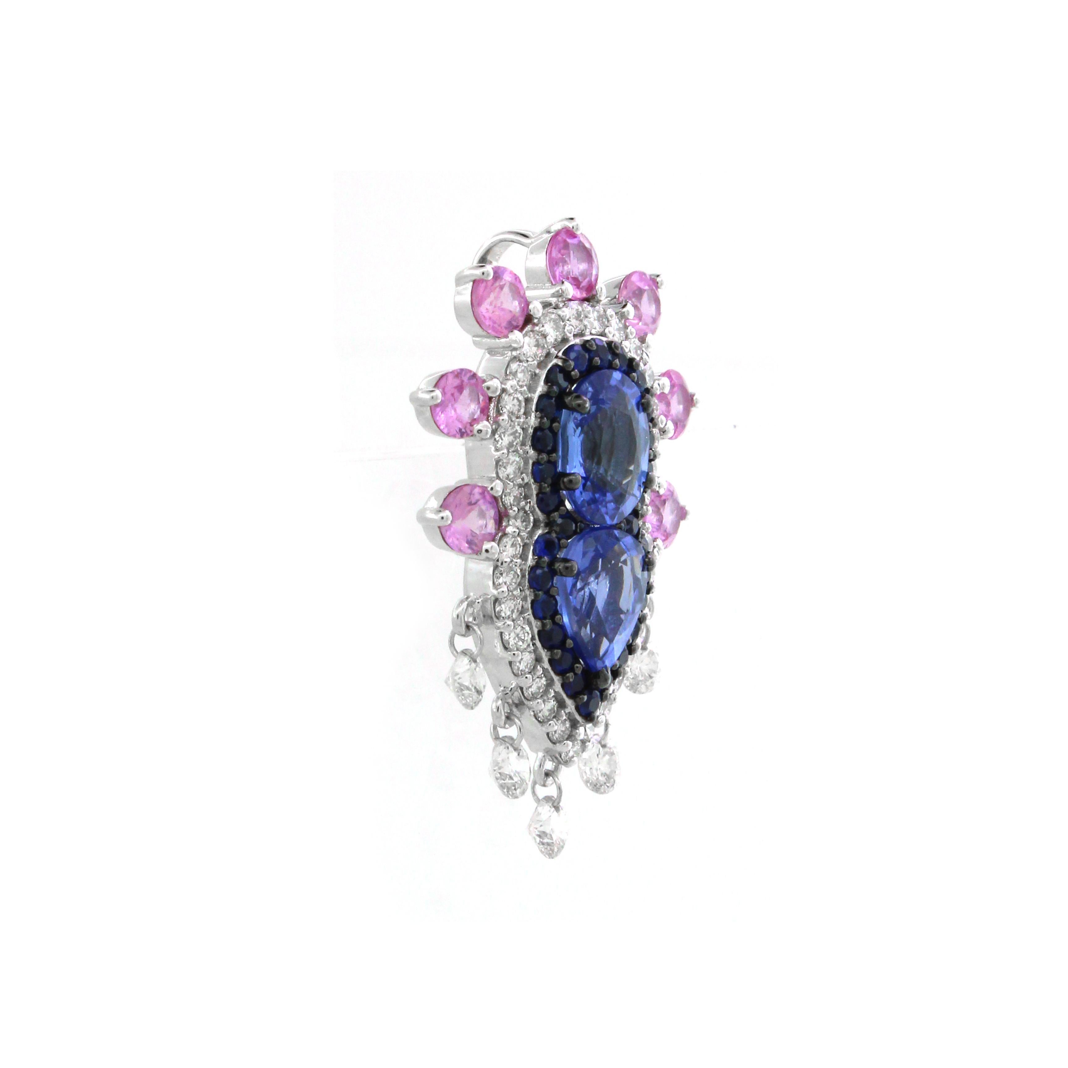 Questo splendido ciondolo mostra un'armoniosa miscela di zaffiri blu e rosa e diamanti, lavorati alla perfezione. Il cuore è costituito da due zaffiri blu, uno di forma ovale e uno di forma pera, ciascuno del peso di 0,7 carati, incastonati in modo