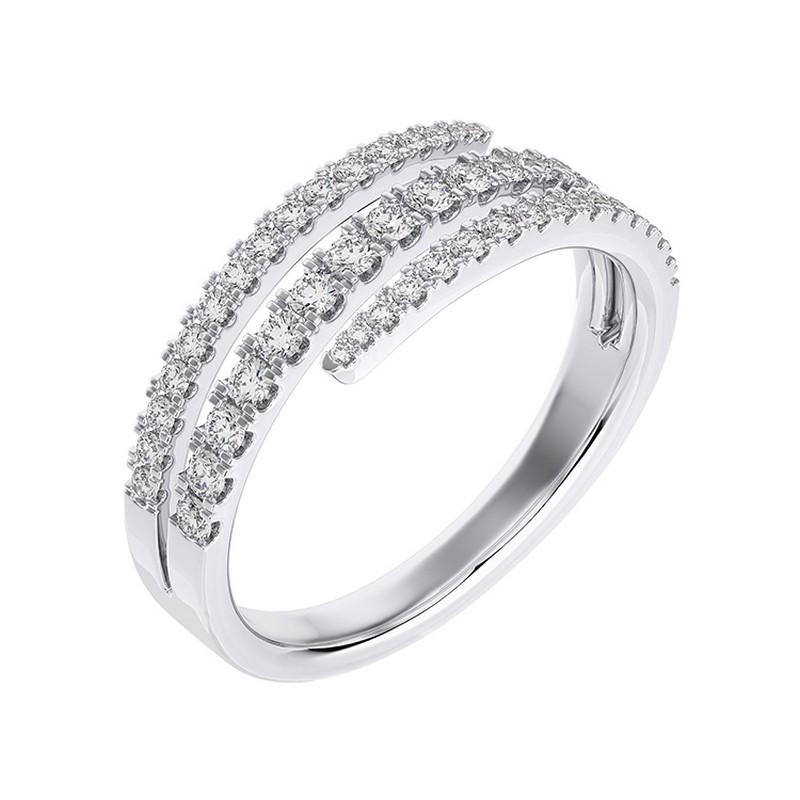 Überblick:
Der Bypass-Fingerring aus der Moonlight Collection'S ist ein zartes Stück, das aus 18 Karat Weißgold gefertigt ist. Mit 0,5 Karat Gesamtgewicht an runden Diamanten verleiht dieser Ring Ihrem Finger einen Hauch von Eleganz und