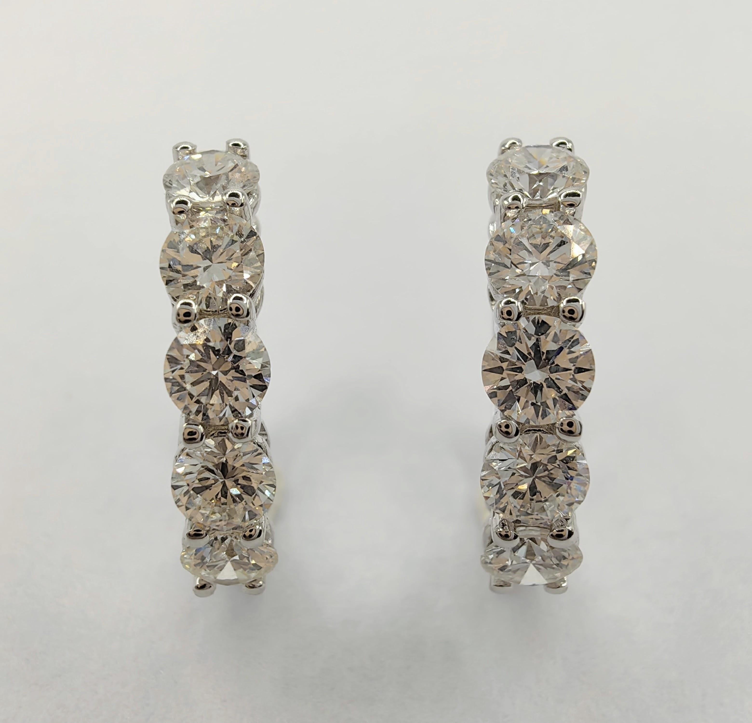Elevate your look with our stunning 0.50 Carat 5-Diamond Huggie Hoop Earring in 18K white gold. This exquisite single earring features a total of 5 round-cut diamonds, weighing 0.50 carats. The diamonds boast a G color grade and VS clarity, ensuring