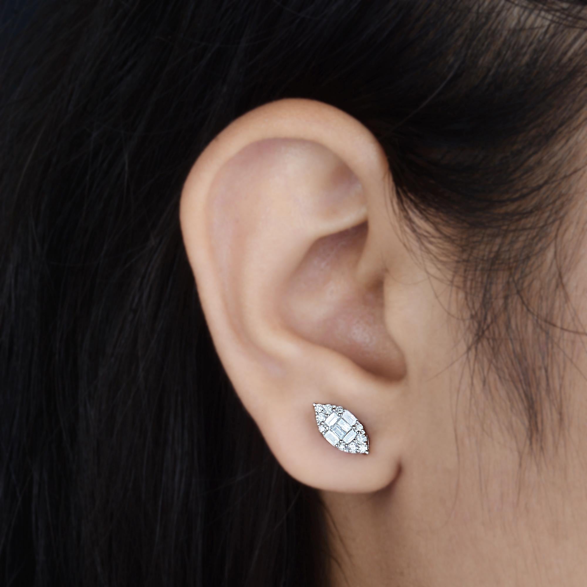 Taille baguette Clous d'oreilles d'anniversaire en or blanc 10 carats avec diamants baguettes de 0,50 carat en vente