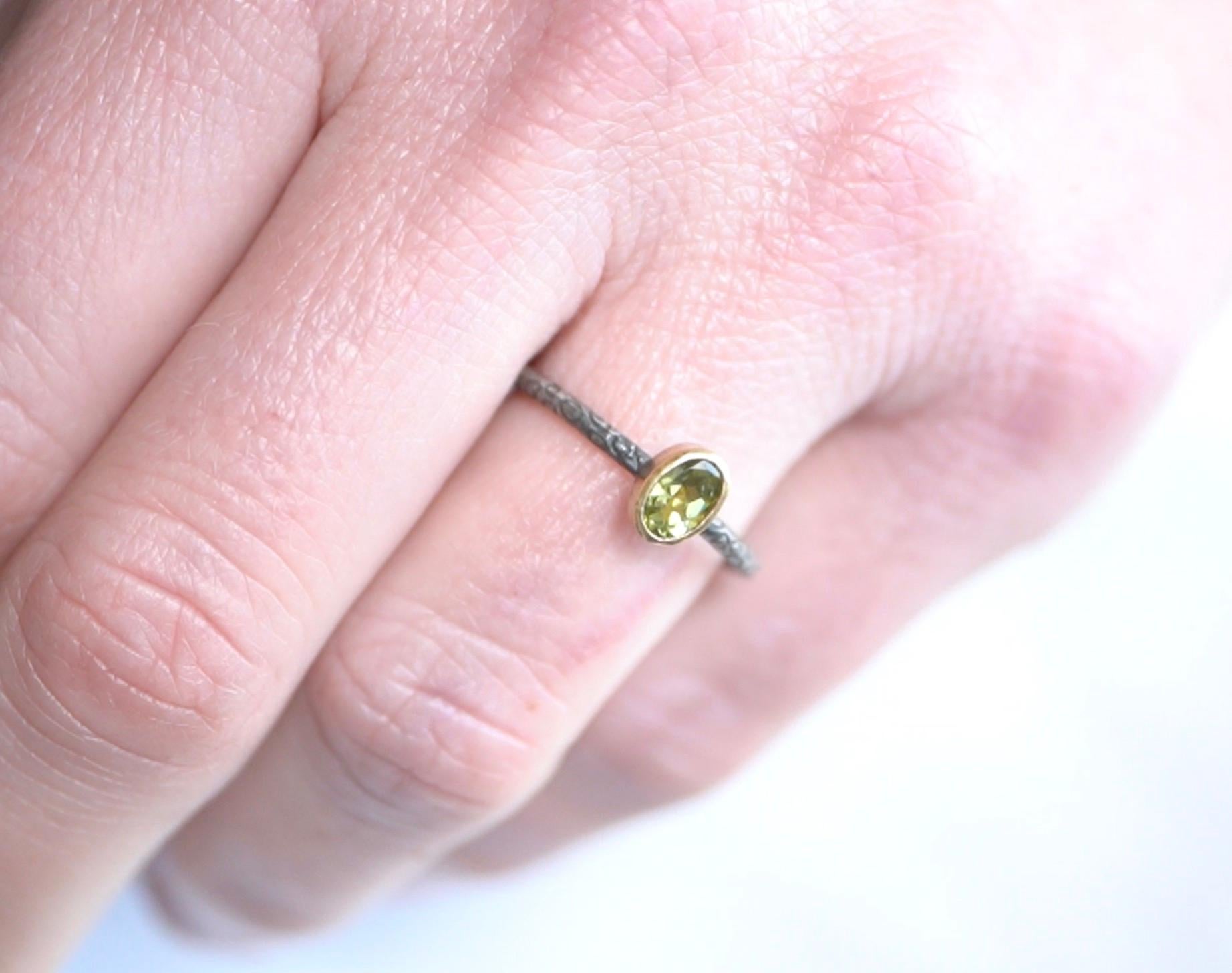 Anillo de peridoto verde ovalado brillante de 0,50 quilates con textura de oro de 24 quilates y plata Artesano en venta