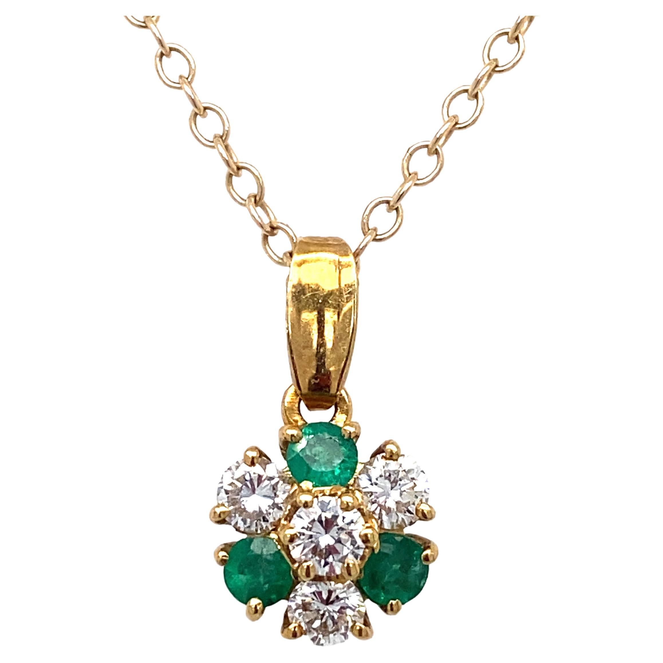 0.50 Carat Diamond and Colombian Emerald Cluster Pendant in 18 Karat Gold For Sale