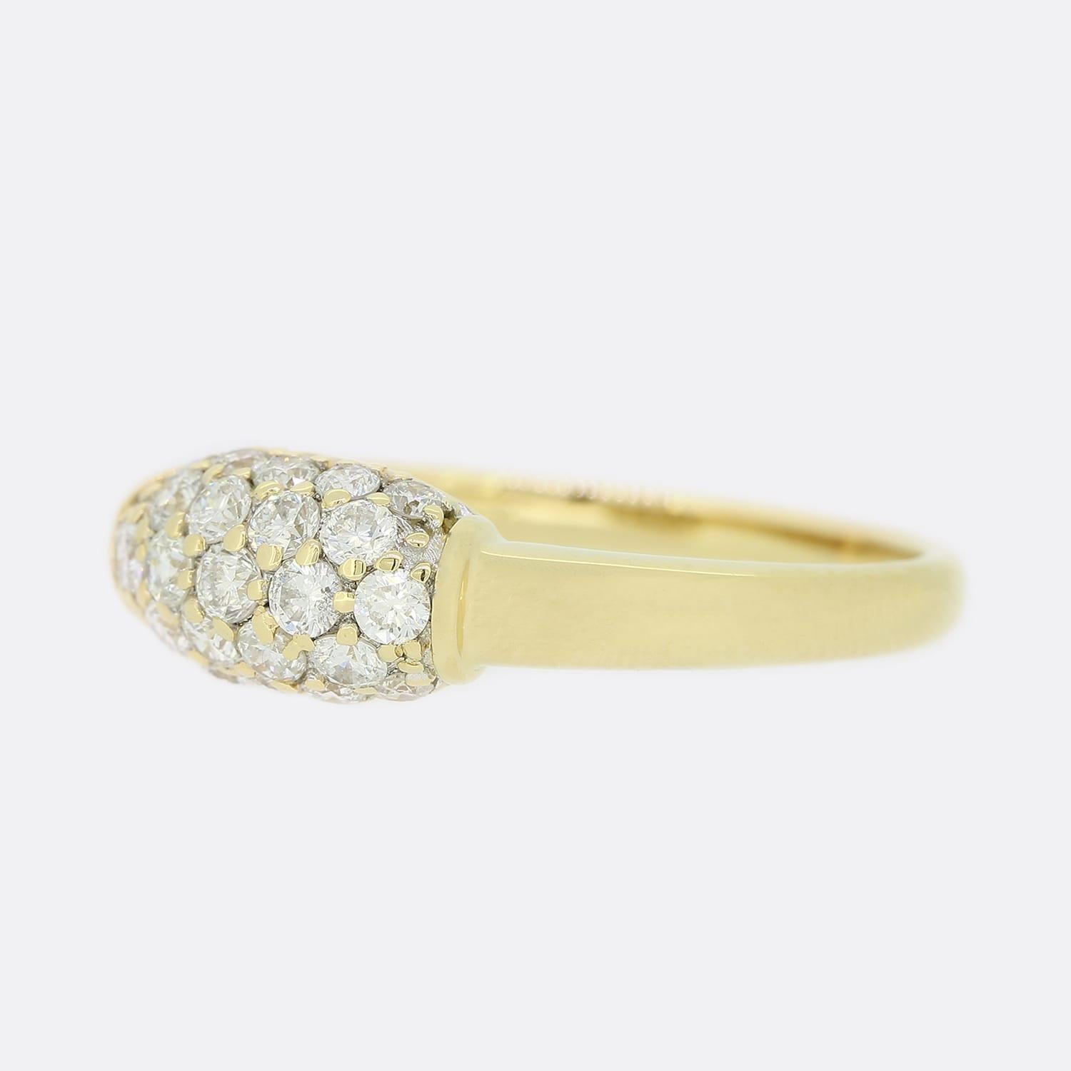 Questo è un anello con diamanti a grappolo. L'anello ospita ventiquattro diamanti rotondi taglio brillante in un'incastonatura a grappolo in oro giallo 18ct con una fascia in oro semplice. 

Condit: Usato (Molto Buono)
Peso: 3.3 grammi
Dimensioni: