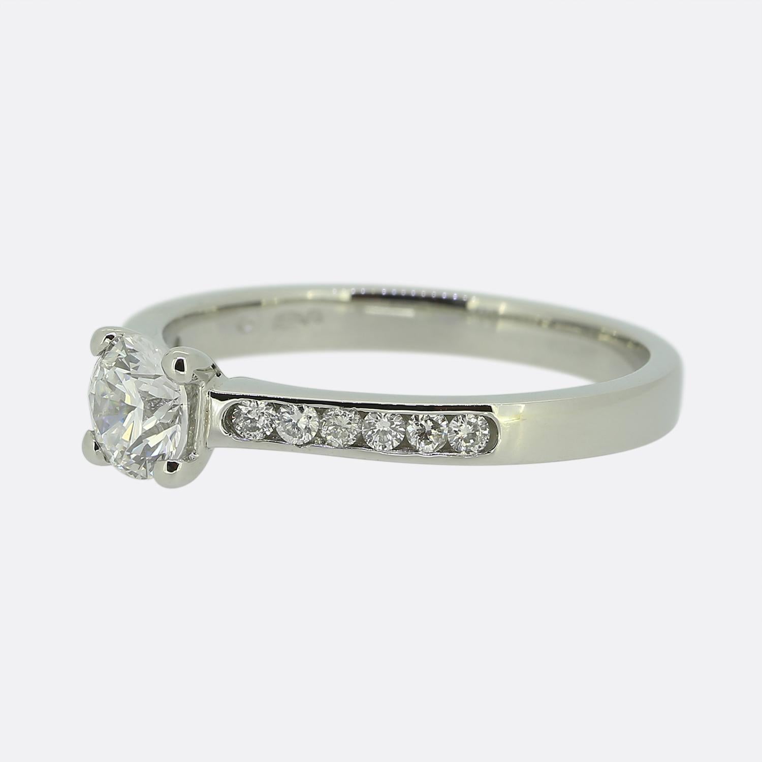 Ecco un favoloso anello di fidanzamento con diamante. Realizzato in platino, presenta al centro un singolo diamante rotondo a taglio brillante da 0,50 carati. La pietra principale, di colore bianco brillante, è saldamente incastonata in una