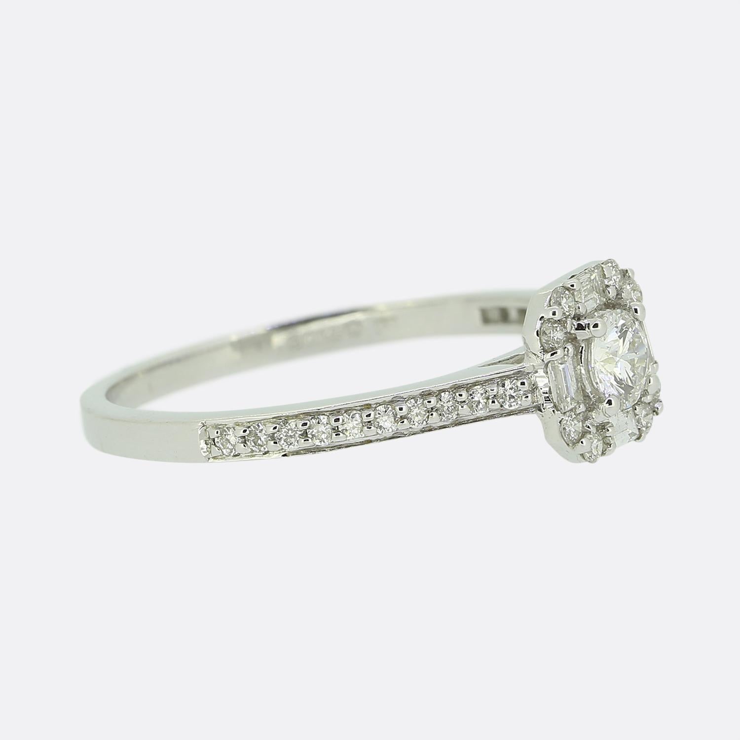 Taglio brillante Anello aureola con diamante da 0,50 carati in vendita