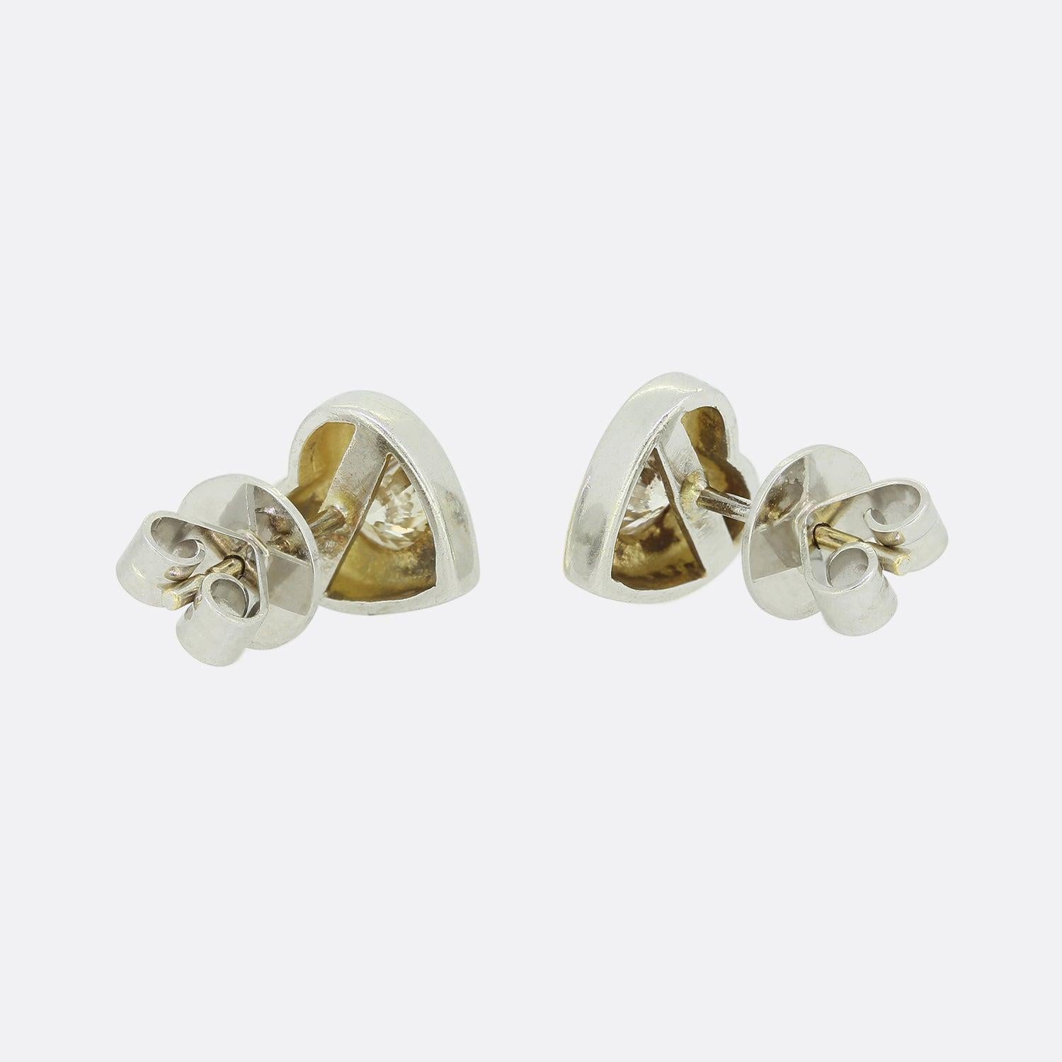 Si tratta di un paio di orecchini con diamanti in oro bianco 18 ct. Ogni pezzo è stato realizzato a forma di cuore d'amore ed è stato incastonato con un diamante rotondo taglio brillante da 0,25 carati.


Condit: Usato (Molto Buono)
Peso: 3.0