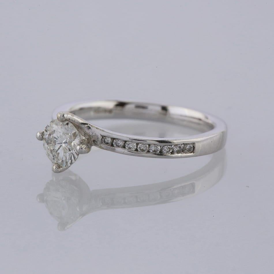 Se trata de un anillo solitario de diamantes de oro blanco de 18 ct. El diamante central está engastado en una montura elevada de 4 garras entre 2 hombros cruzados.

Estado: Usado (Excelente)
Peso: 2.8 gramos
Talla: K
Peso total en quilates del