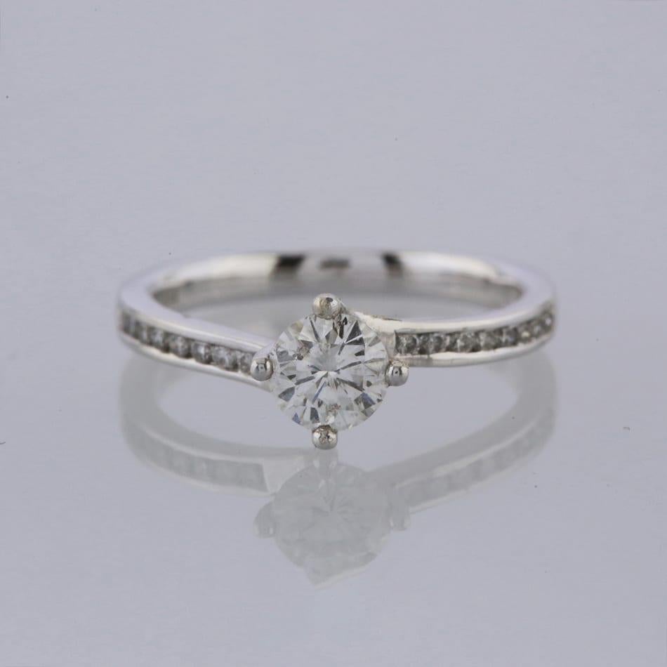 Anillo de compromiso solitario con diamante de 0,50 quilates en Bueno Estado en London, GB