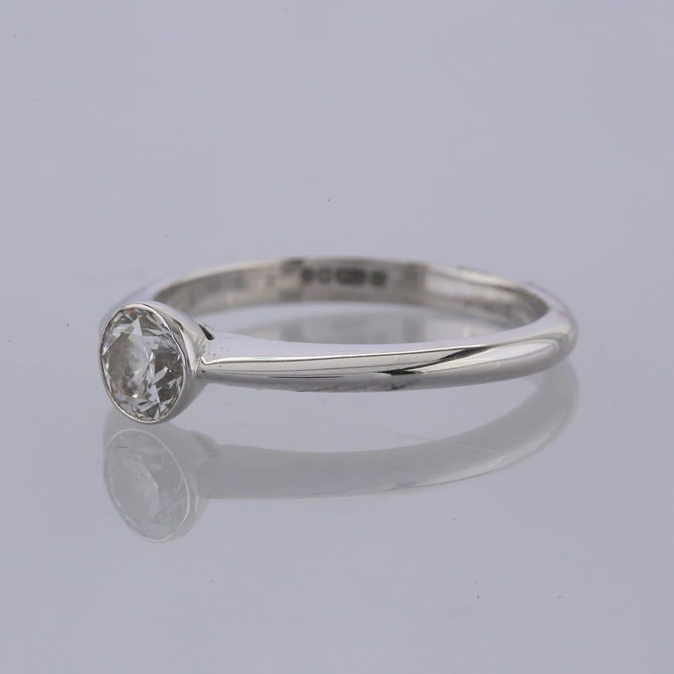Dies ist ein Solitär-Diamantring aus 18 Karat Weißgold des Designers Mappin and Webb. Der Mittelstein ist ein runder Diamant im Brillantschliff von 0,50 Karat, gefasst in einer Rubover-Fassung.

Zustand: Gebraucht (Sehr gut)
Gewicht: 2.8 Gramm
Ring