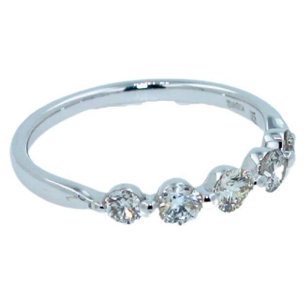 Moderne Petite bague en or blanc à demi-anneau empilable avec diamants de 0,50 carat en vente