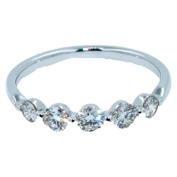 Petite bague en or blanc à demi-anneau empilable avec diamants de 0,50 carat en vente