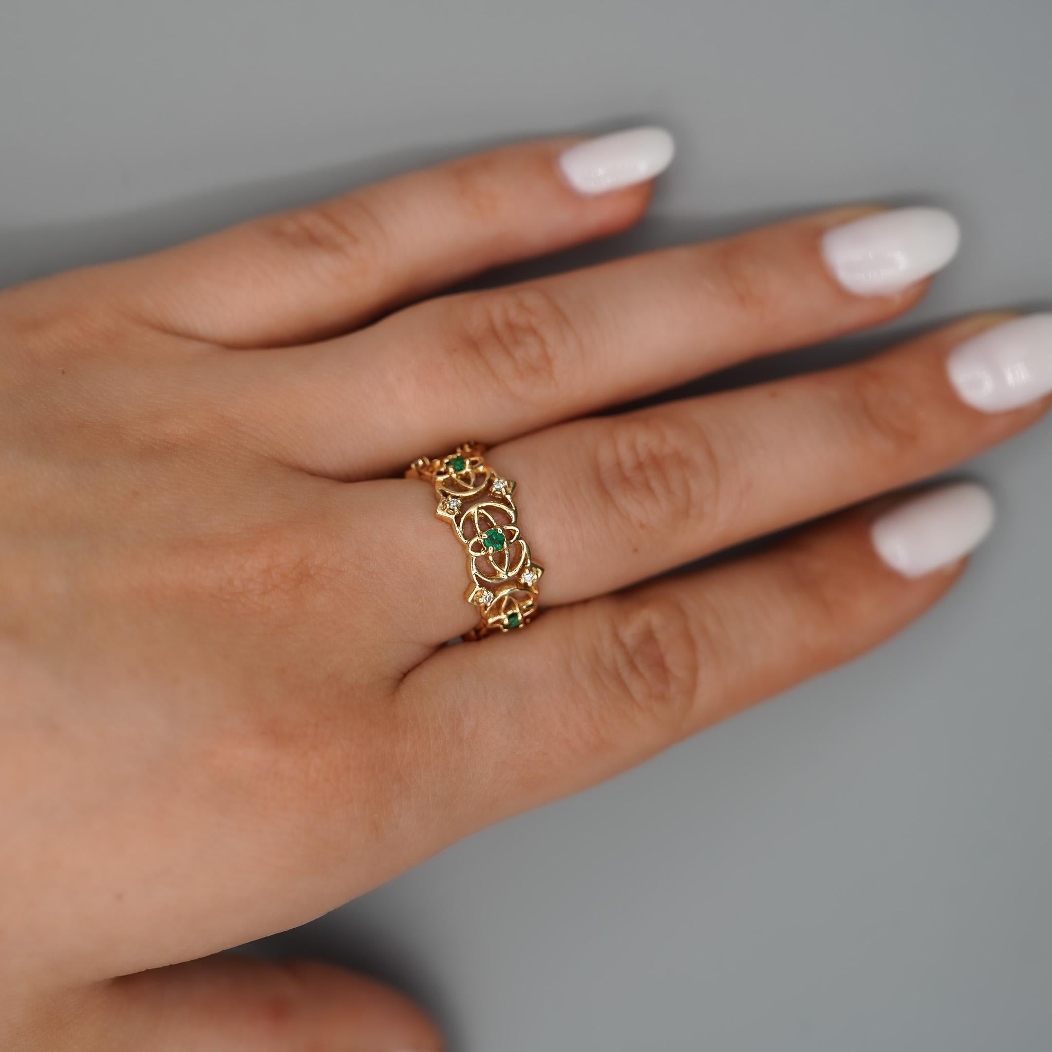 Round Cut 0.50 Carat Emerald & Diamond 14K Gold Open Geometric Band Ring For Sale