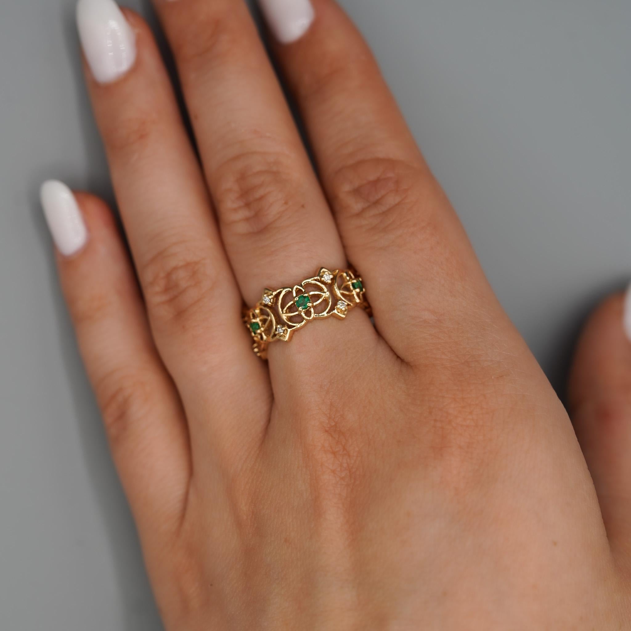0.50 Carat Emerald & Diamond 14K Gold Open Geometric Band Ring In Excellent Condition For Sale In Miami, FL