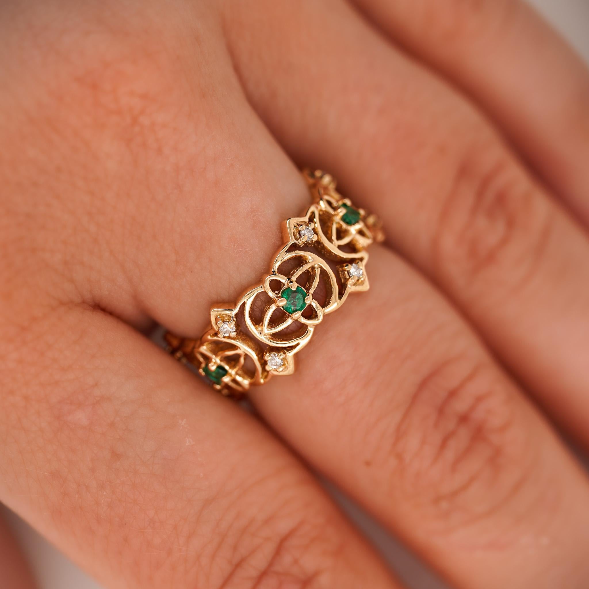 Women's 0.50 Carat Emerald & Diamond 14K Gold Open Geometric Band Ring For Sale